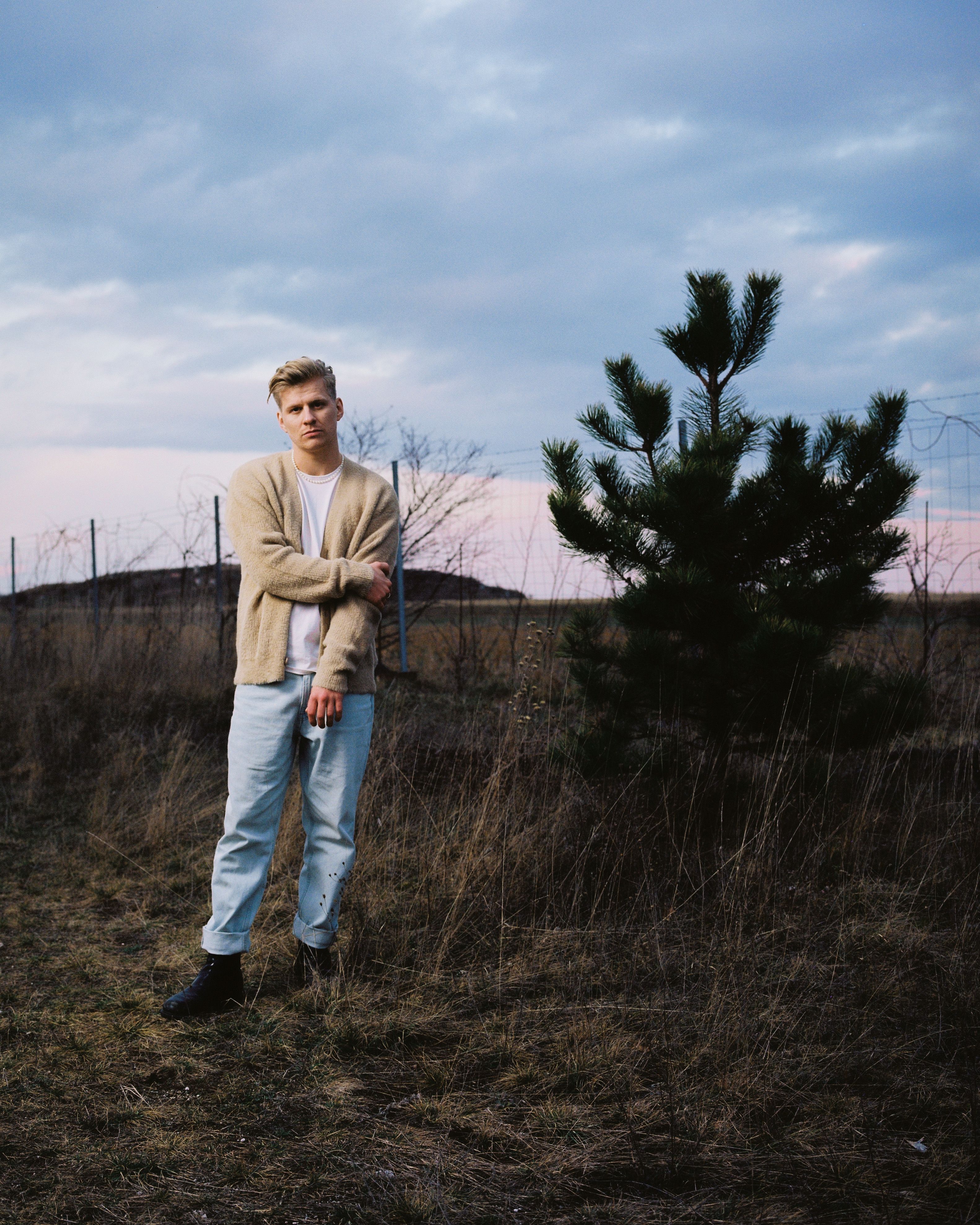 Der Sänger stürmt gerade mit 