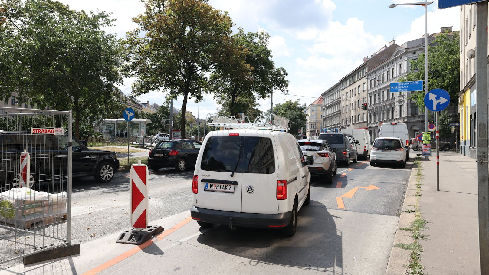 Punktuell sind auch alle Fahrstreifen befahrbar.