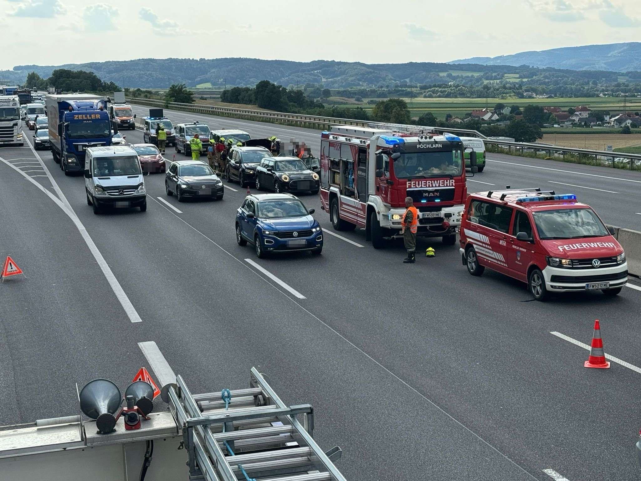 Die Feuerwehr musste insgesamt fünf Fahrzeuge bergen.