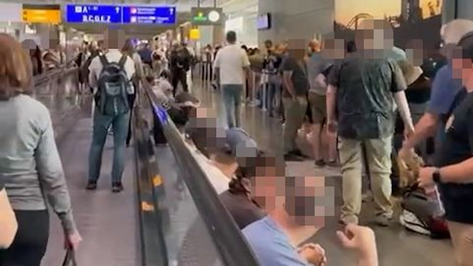 Fluggäste mussten stundenlang am Airport ausharren, mehrere Flüge wurden egstrichen.