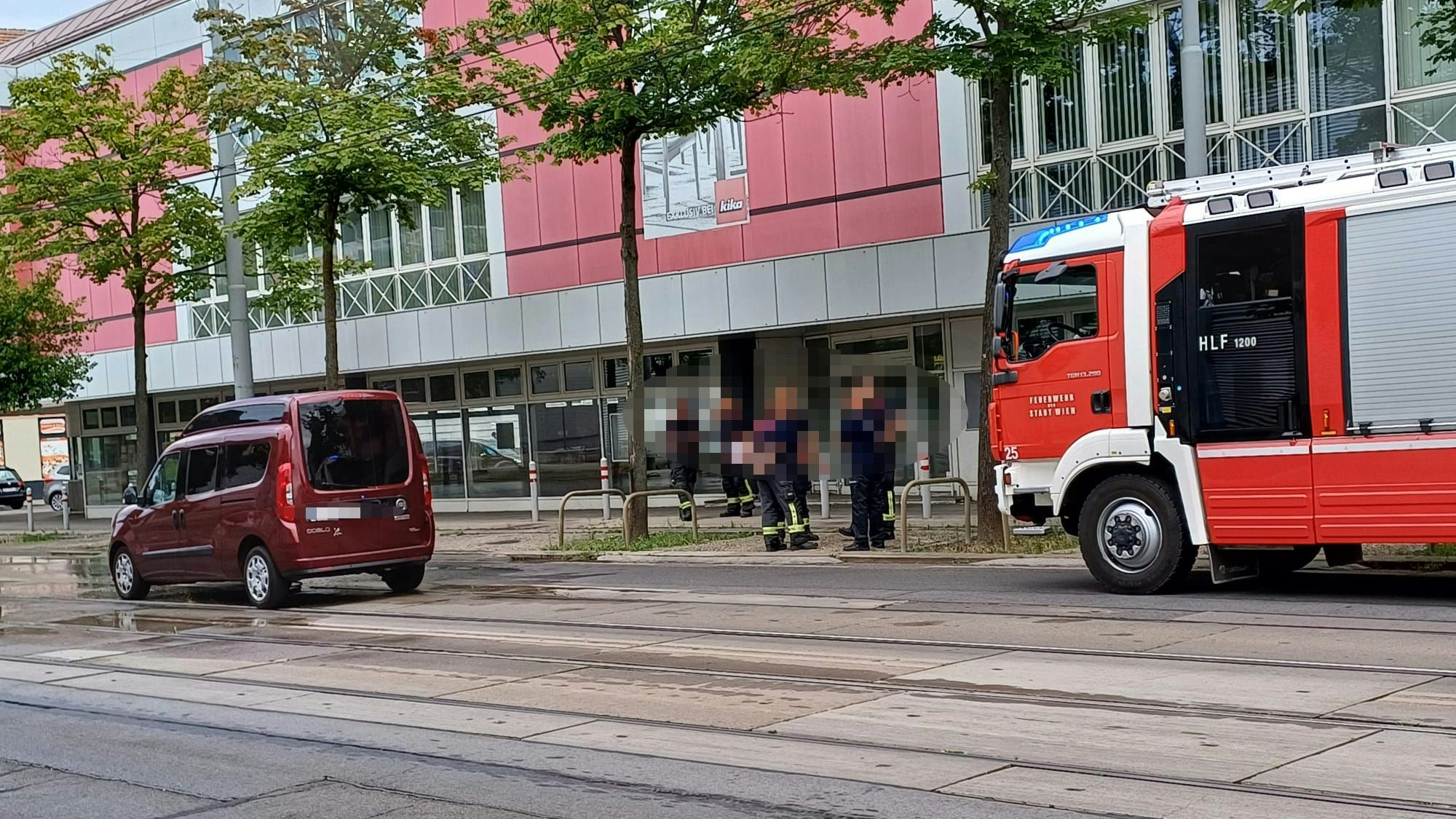 Heute.at - Im Morgenverkehr! Rohrbruch legt Bim-Linie in Wien lahm