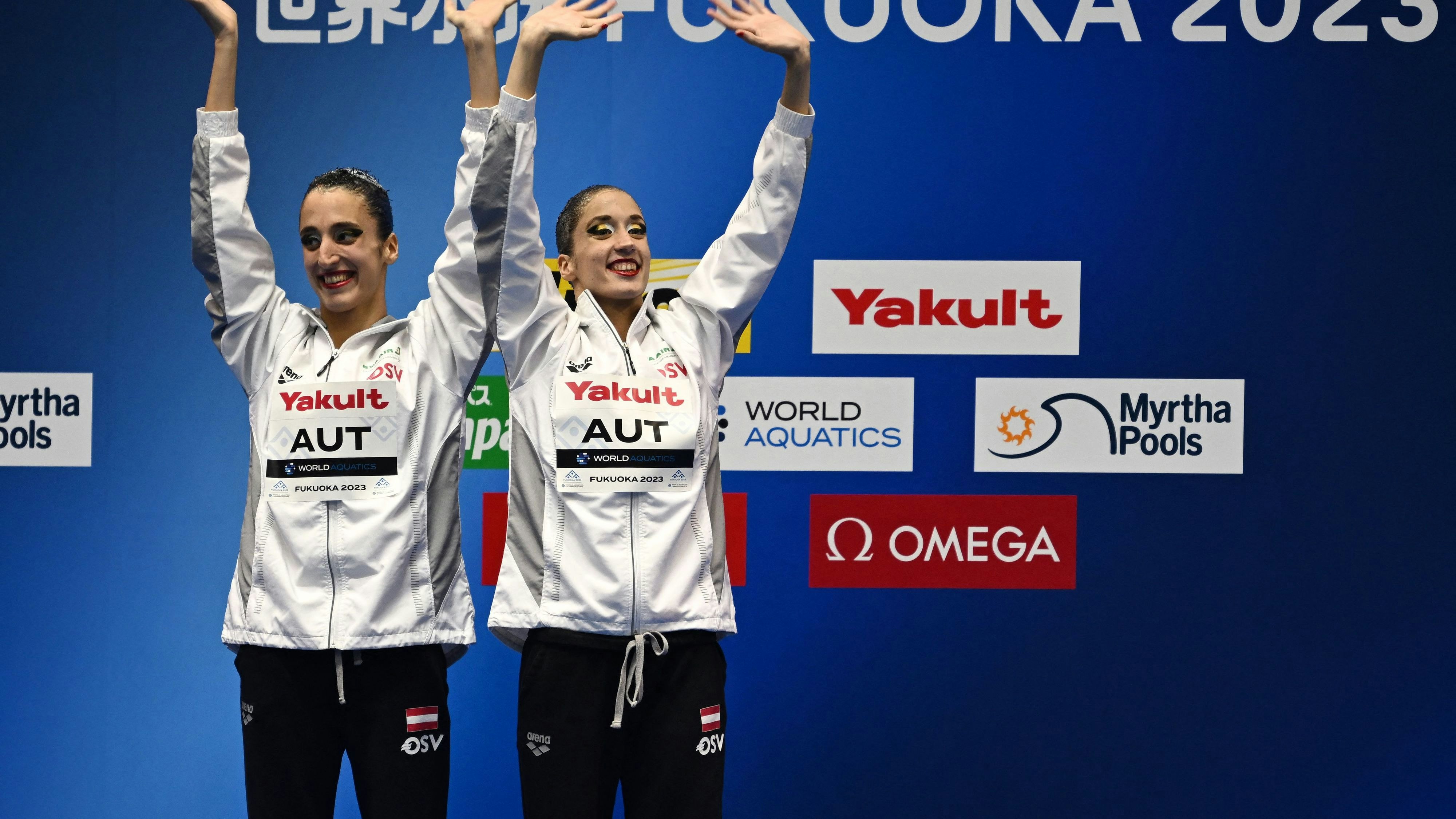 Anna-Maria und Eirini-Marina Alexandri beim Gewinn der Weltmeisterschaft im Synchronschwimmen 2023 in Japan. Die Erwartungen in die Schwestern bei Olympia sind groß