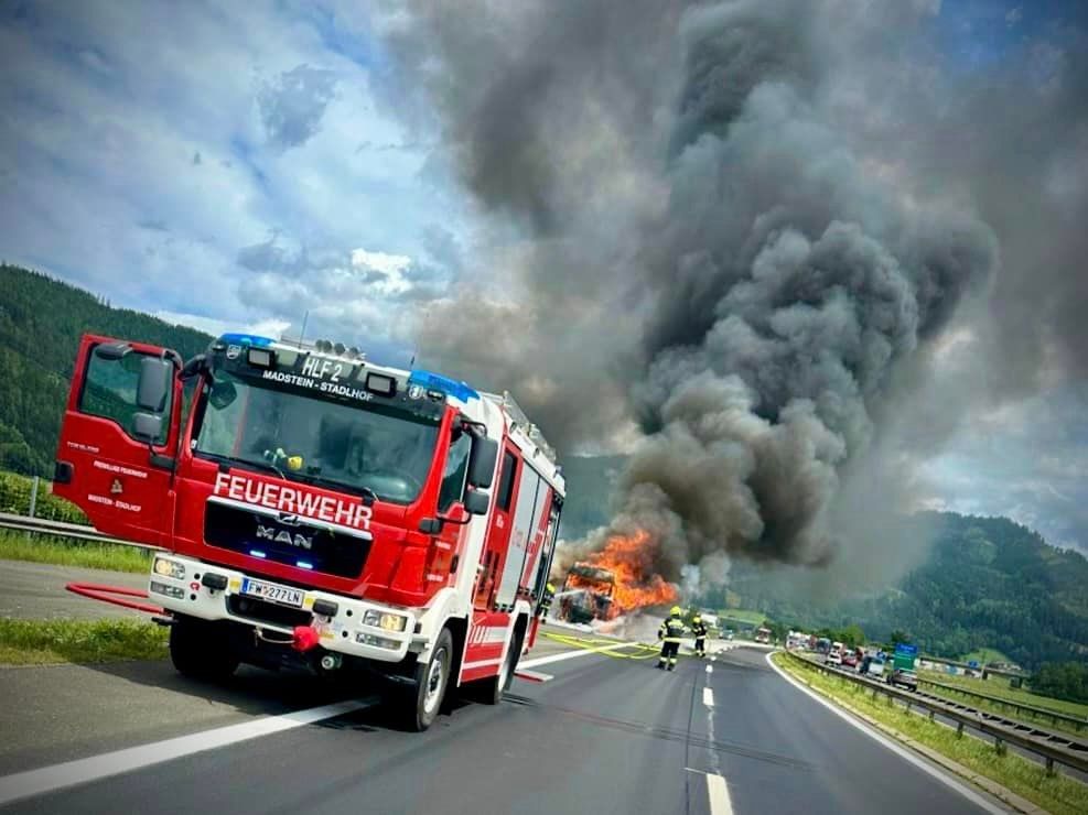 Auf der A9 geriet am Mittwoch ein Lkw in Brand. 