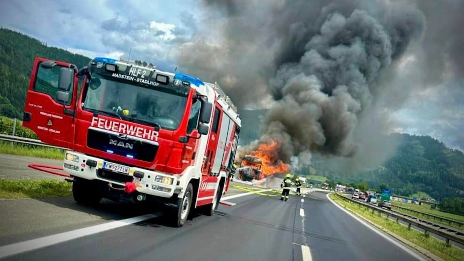 Totalsperre auf A9 – Lkw auf Pannenstreifen in Brand