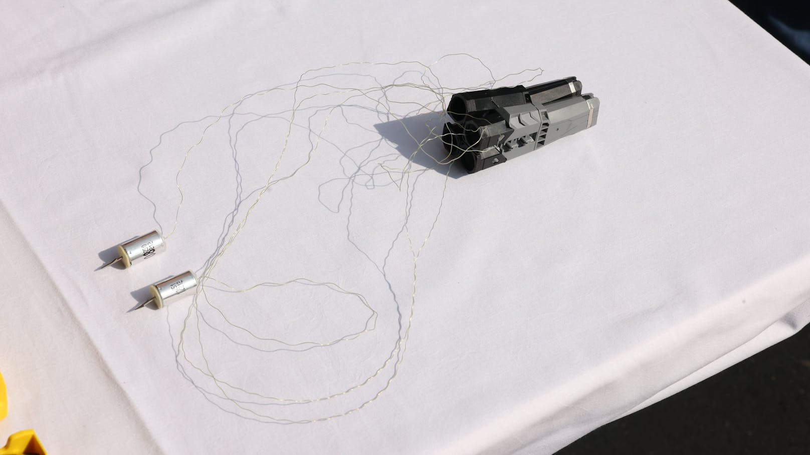 Der Taser feuert maximal 3.500 Volt ab, die Kabel sind 7,68 Meter lang.