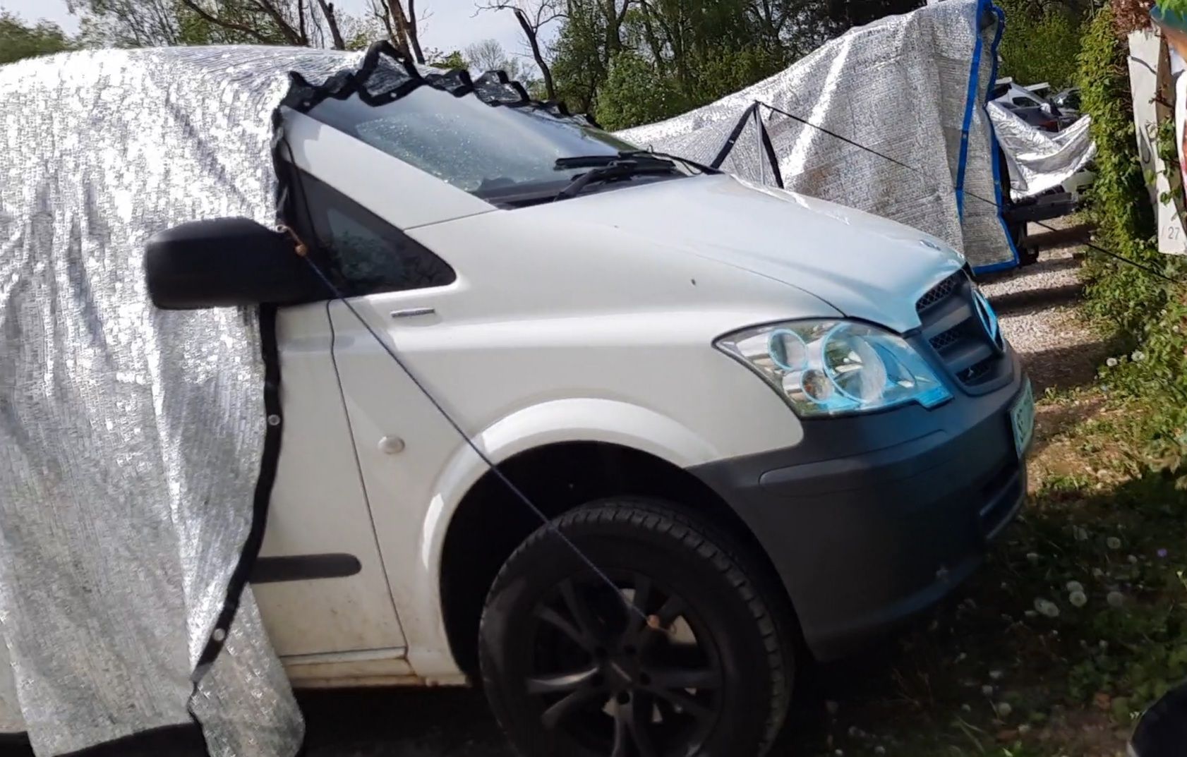 Aufnahmen der Pfotenhilfe zeigen Pkw mit UV-Decken, in denen sich Hunde befunden haben sollen.