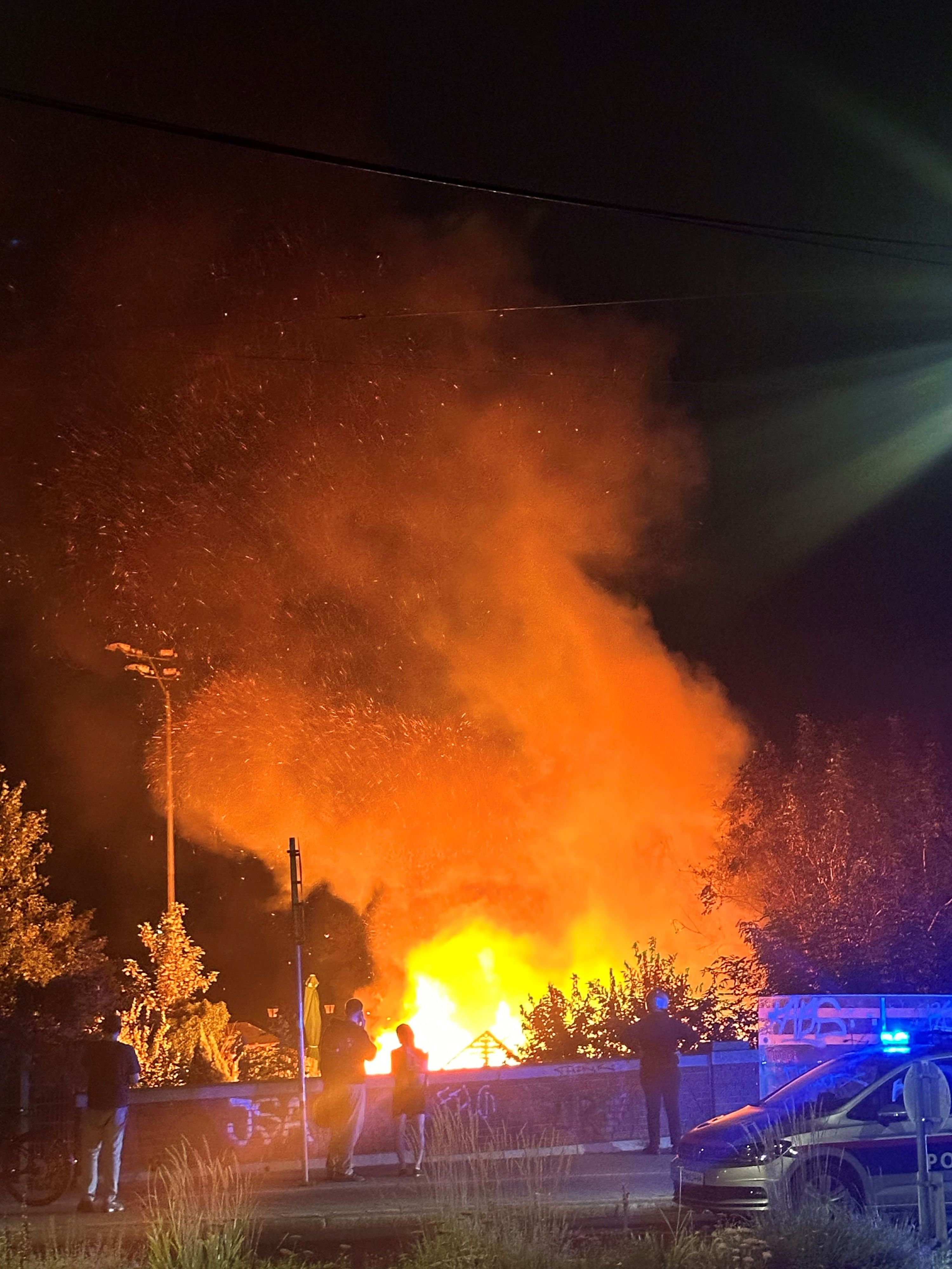 Heftiger Brand auf einem kleinen Grundstück in Wien-Hernals.