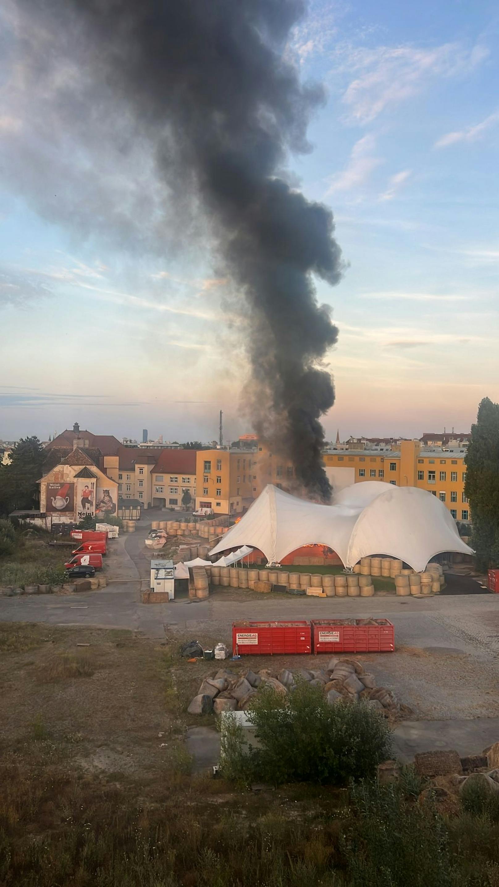 Sonderfahrzeuge darunter ein Großtanklöschfahrzeug, ein Baggerlader und ein Wechselladefahrzeug mit Ladekran und Schalen-Greifer wurden nachalarmiert.