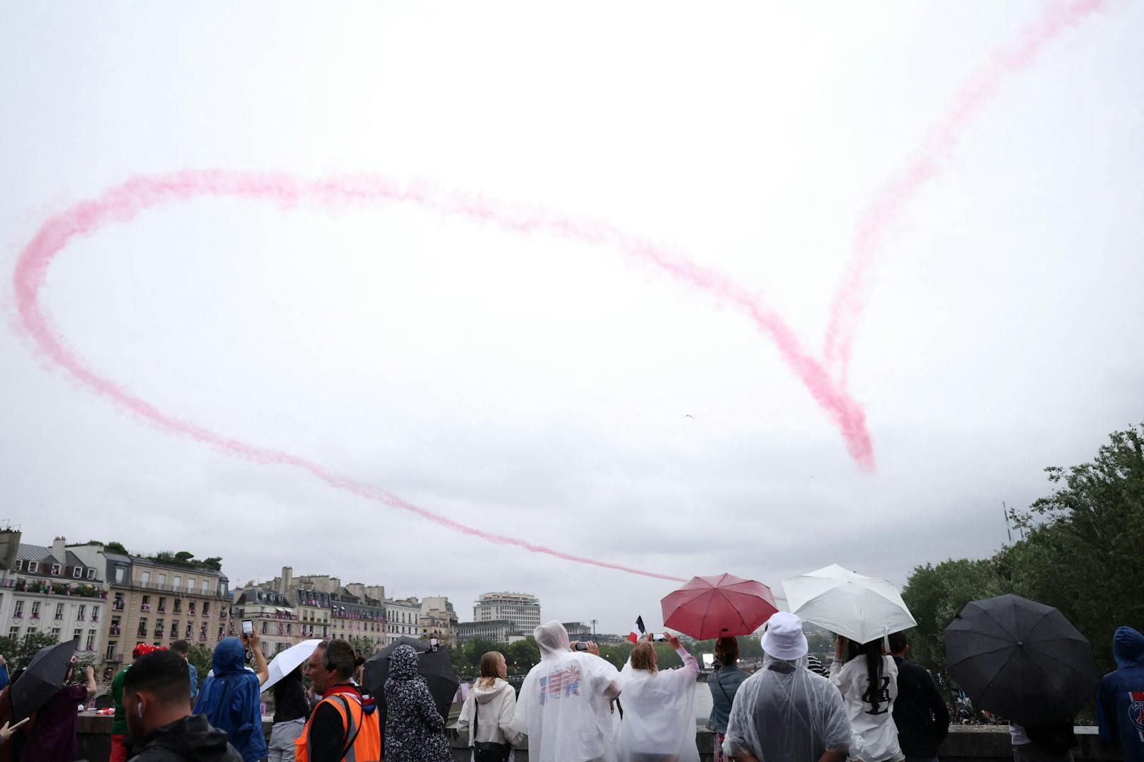 Frankreichs Kunstflugstaffel, die Patrouille de France, zauberte ein riesiges Herz in den Pariser Himmel. 