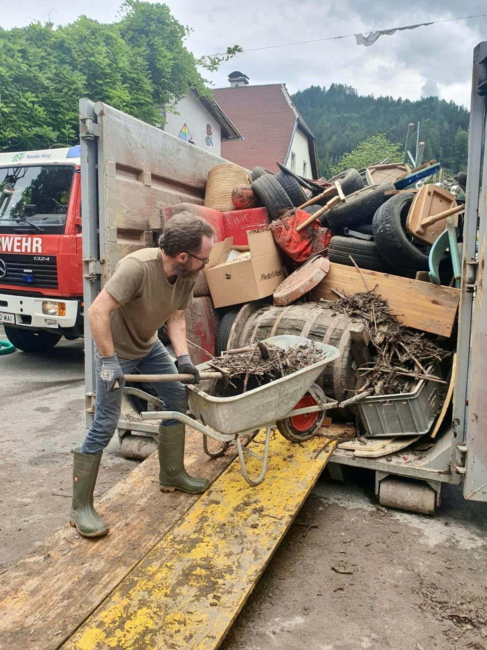 Die Wiederaufbauarbeiten sind noch immer im Gange.