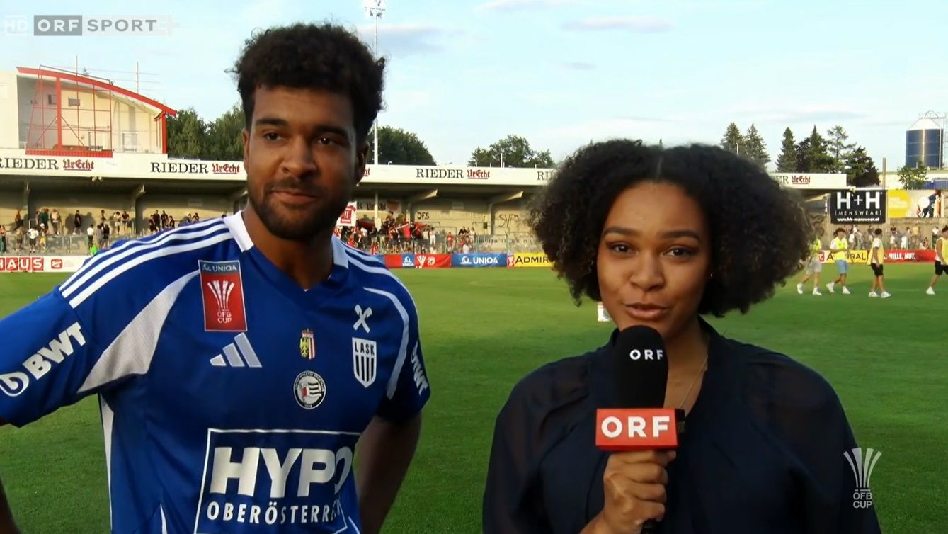 Linda Lawal interviewt im ORF ihren Bruder, LASK-Tormann Tobias Lawal. 