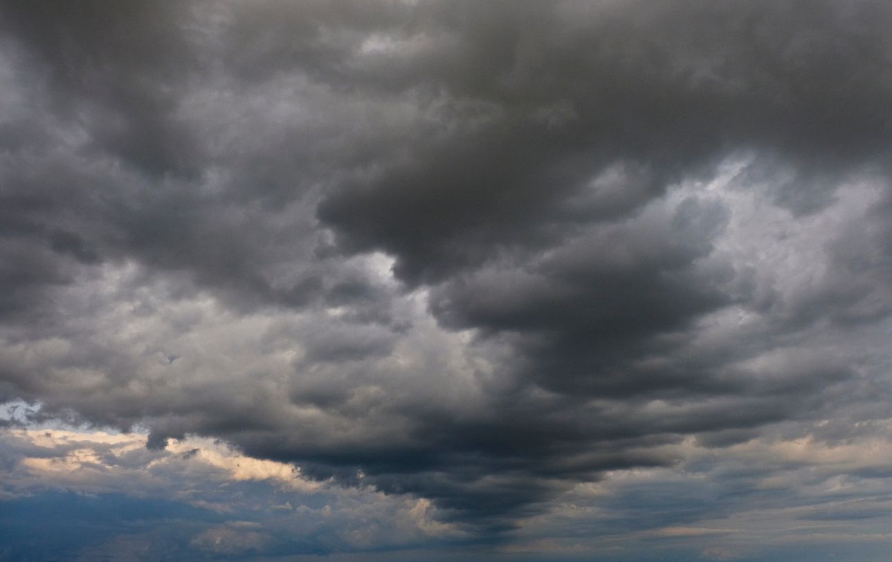 Eine Kaltfront treibt in den kommenden Tagen kräftige Gewitter ins Land. (Symbolbild)