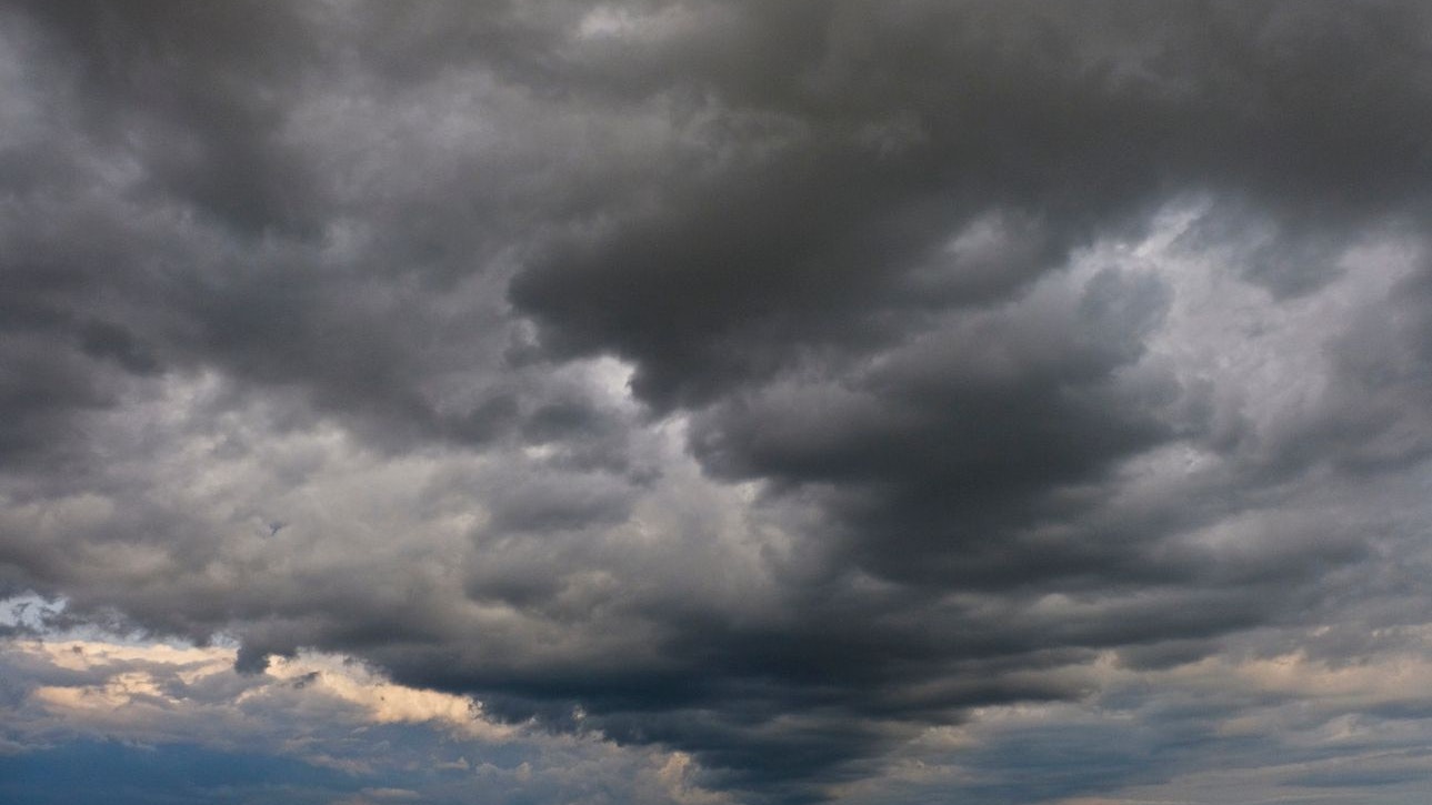 Eine Kaltfront treibt in den kommenden Tagen kräftige Gewitter ins Land. (Symbolbild)