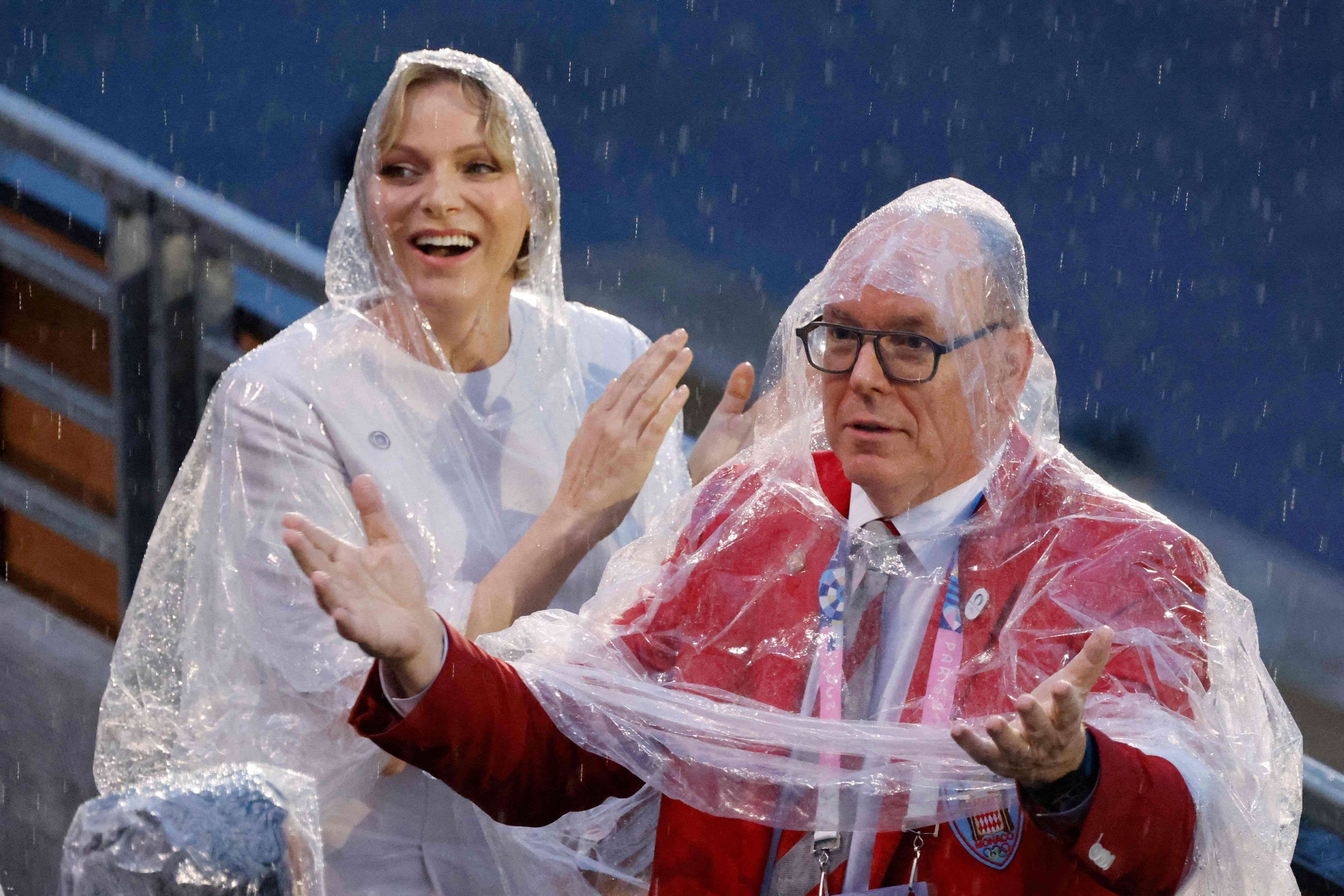 Die beiden begossenen Pudel sind Prince Albert II von Monaco (R) and Prinzessin Charlene 