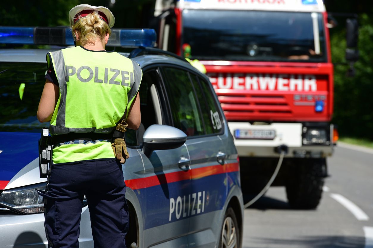 Die S16 war für die Dauer der Aufräumarbeiten stundenlang gesperrt. (Symbolbild)