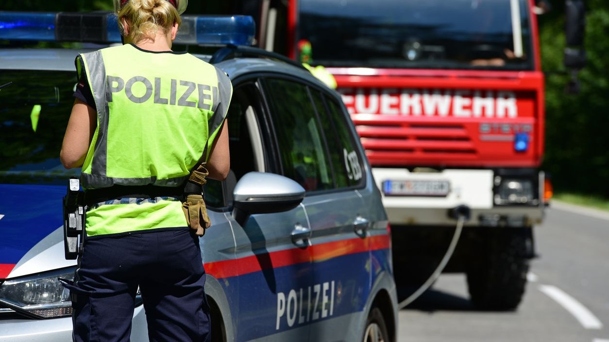 Die S16 war für die Dauer der Aufräumarbeiten stundenlang gesperrt. (Symbolbild)