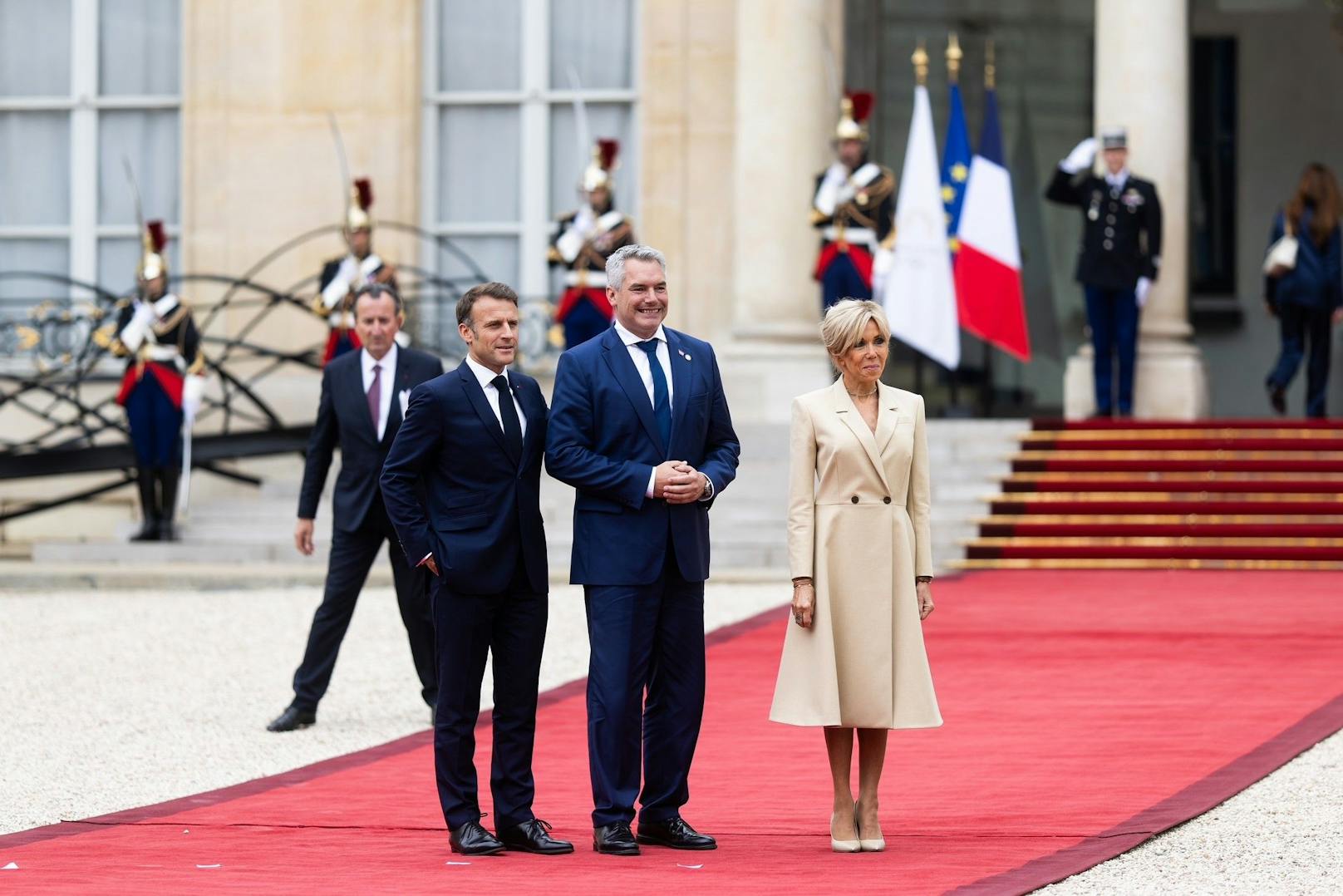 Karl Nehammer beim Eintreffen im Élysée-Palast mit Präsident Emmanuel Macron.