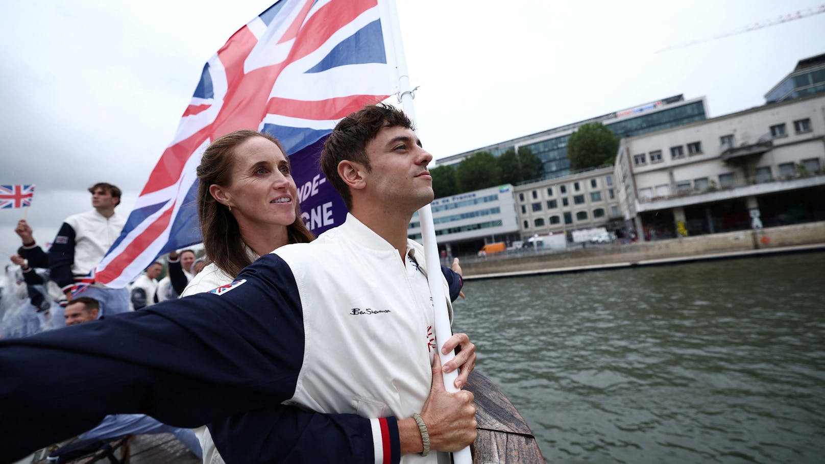 Olympia-Star macht bei Eröffnung die Titanic-Pose