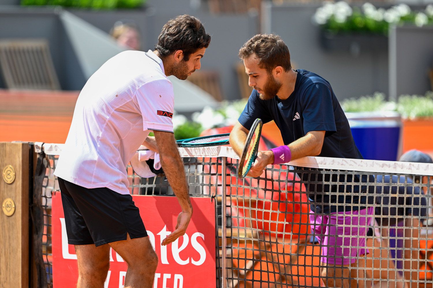 Hugo Gaston profitiert von der Aufgabe seines Gegners. 