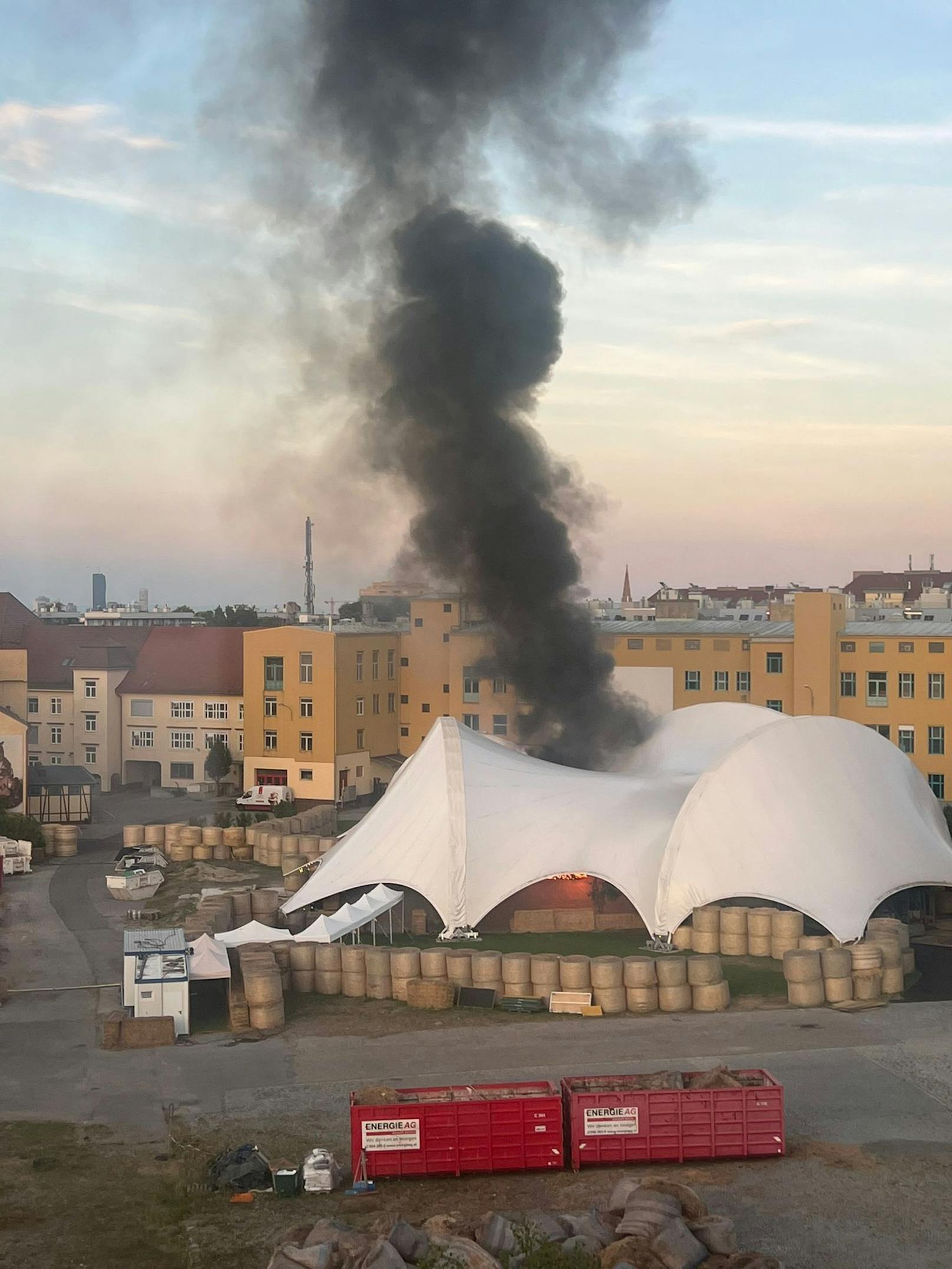 Die alarmierten Feuerwehrleute legten, teilweise unter Atemschutz, mehrere Löschleitungen und bekämpften den Brand von allen Seiten.