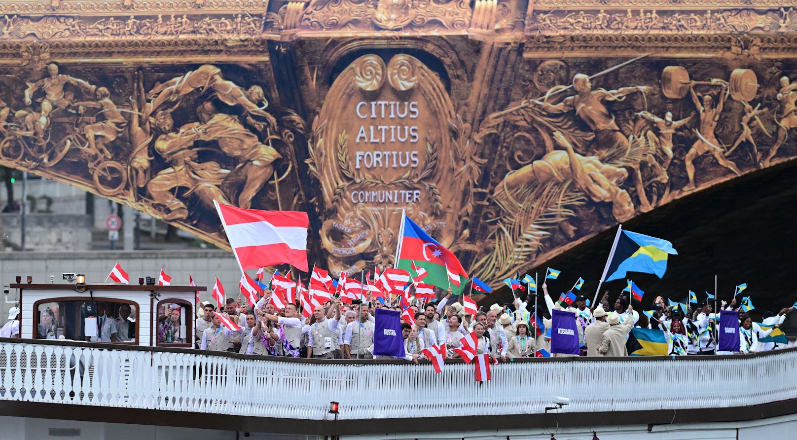 Die österreichische Delegation auf dem Boot in Paris. 