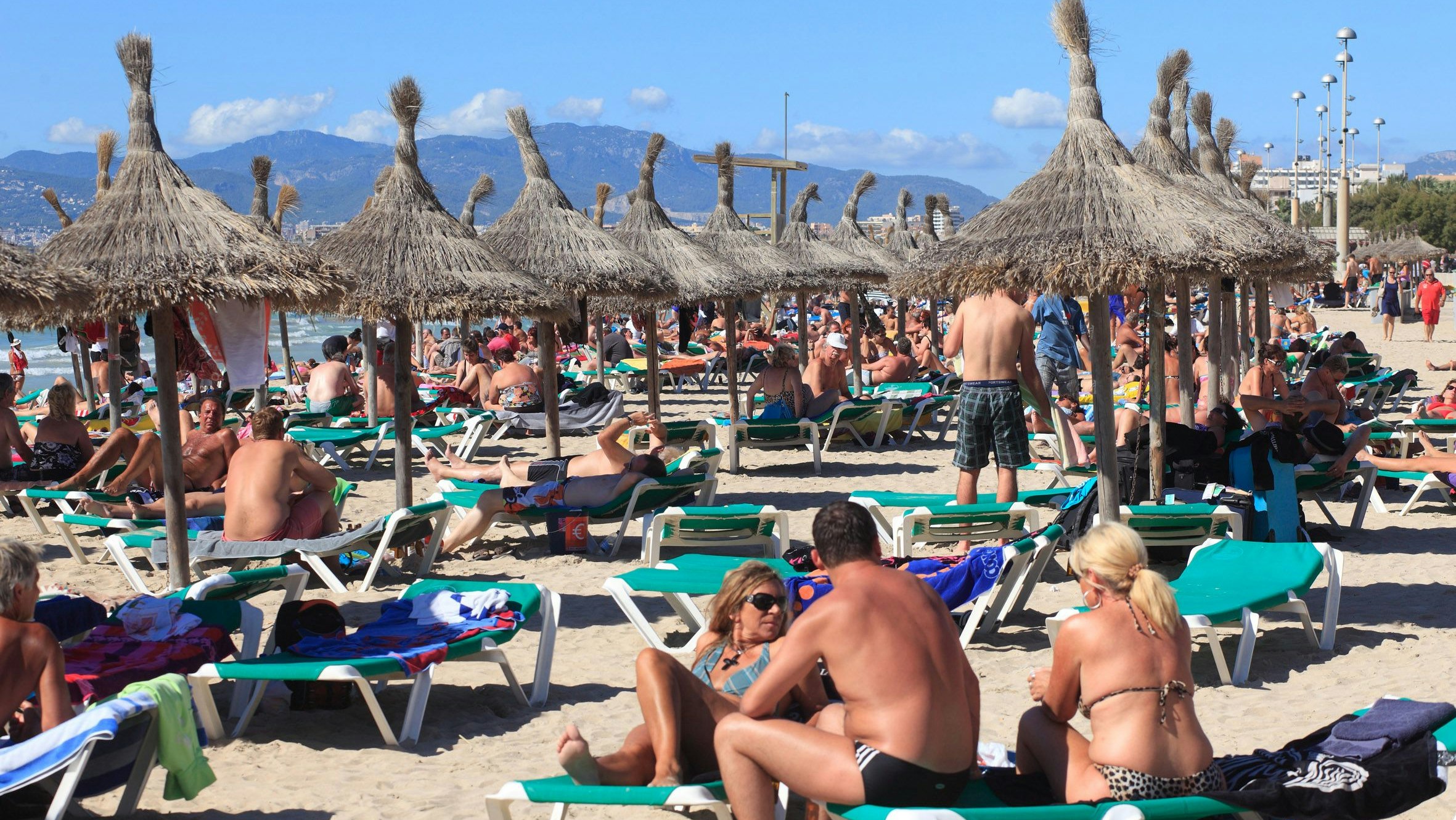 Download von www.picturedesk.com am 26.07.2024 (11:55).  10.10.2011, El Arenal, Mallorca, Spanien - Badegaeste am Platja de Palma in El Arenal auf Mallorca. (QF, Badegäste, europäisch, Südeuropa, Urlaubsgäste) 00P111010D206CARO.JPG [MODEL RELEASE: NO, PROPERTY RELEASE: NO (c) Caro Fotoagentur / Andreas Muhs, Friedrich-Karl-Str. 13, 12103 Bln., tel. 030-75706507, fax 030-75706508, http://www.carofoto.com, info@carofoto.com, Bln. Spk., BLZ 10050000, Kto.: 1440040300 - Bei Verwendung des Fotos ausserhalb journalistischer Zwecke bitte Ruecksprache mit der Agentur halten - Foto ist honorarpflichtig !] - 20120217_PD4751 - Rechteinfo: Rights Managed (RM)