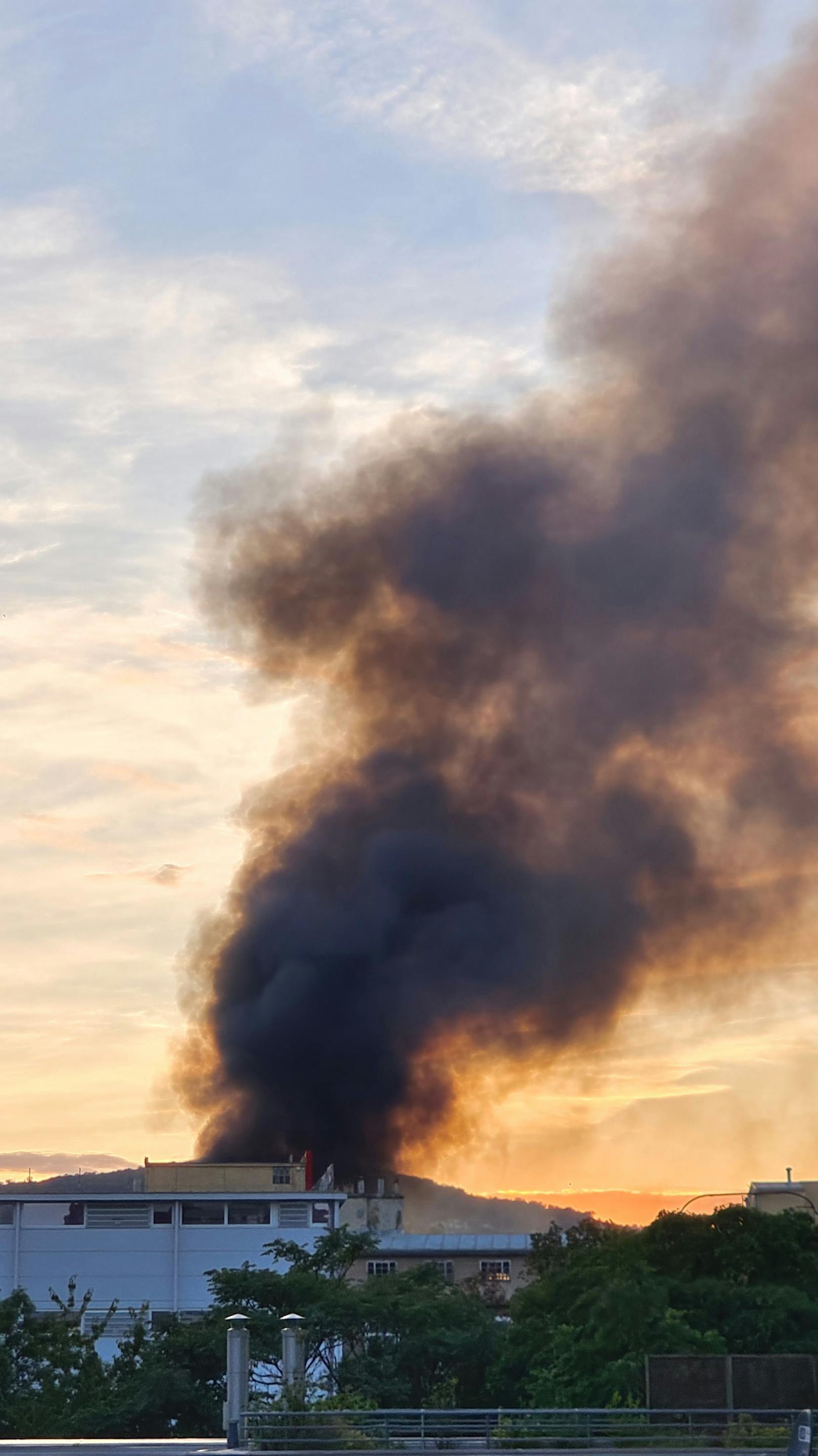 Beim Eintreffen der alarmierten Feuerwehreinheiten wurde ein ausgedehnter Brand festgestellt.