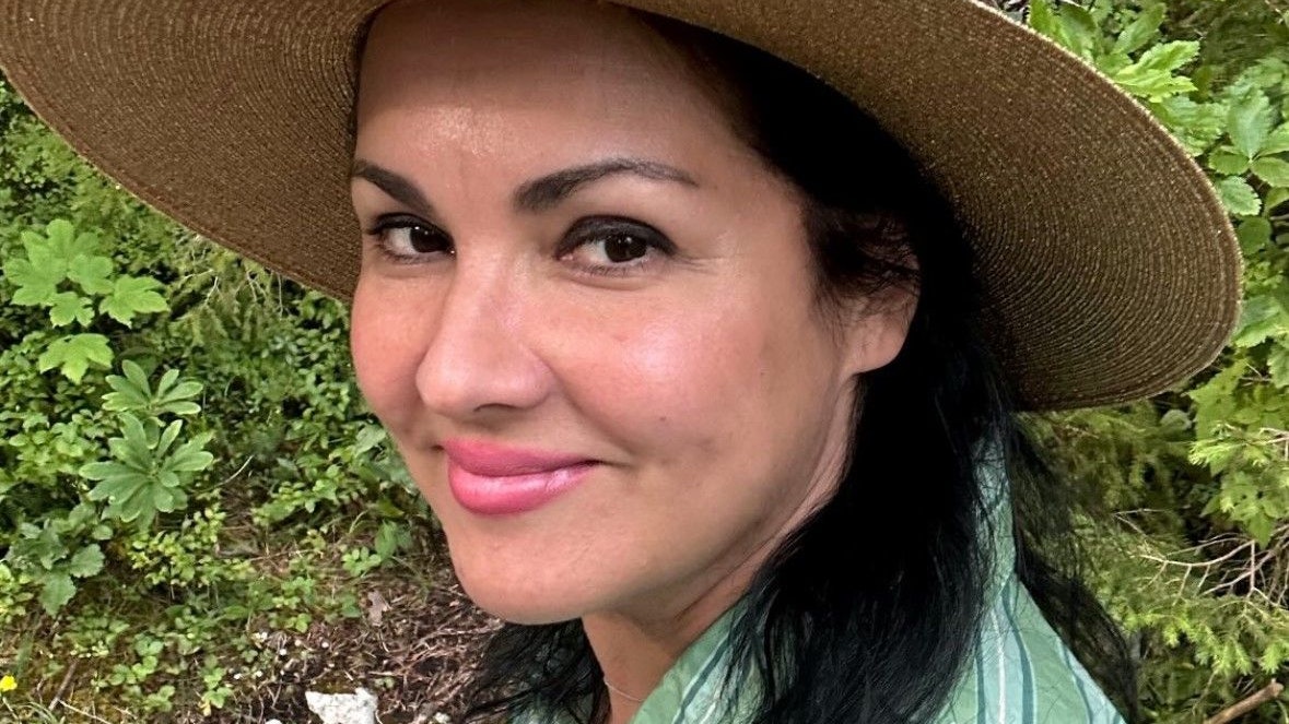 Natürlich schön: Anna Netrebko ist in der Natur unterwegs.