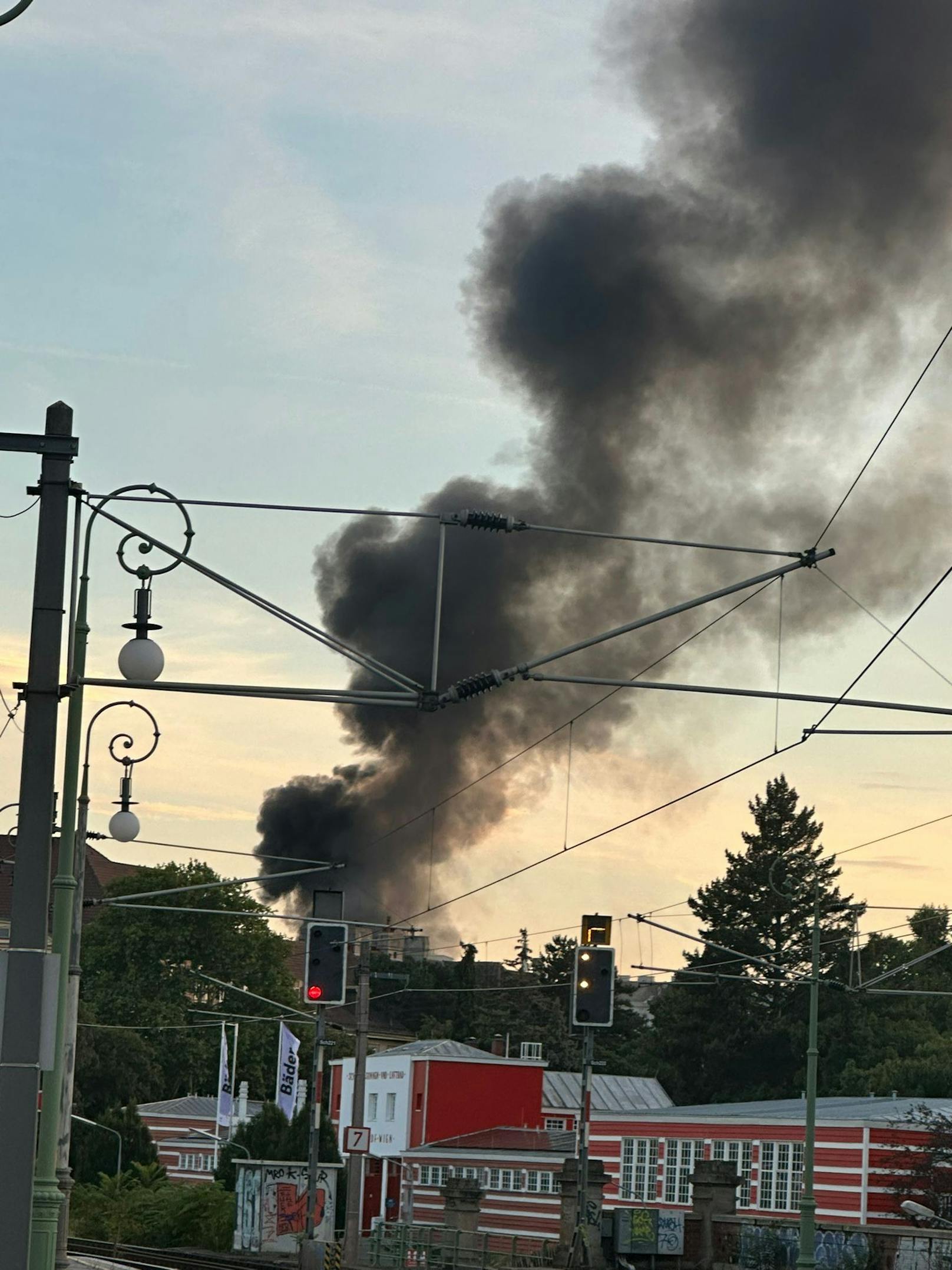 Freitagabend kam es zu einem Brand einer nicht öffentlichen Eventlocation auf einem Firmenareal in Wien – Ottakring.