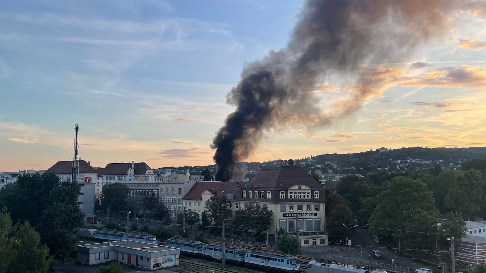 Schwarze Rauchsäule über Wien! Großeinsatz in Ottakring