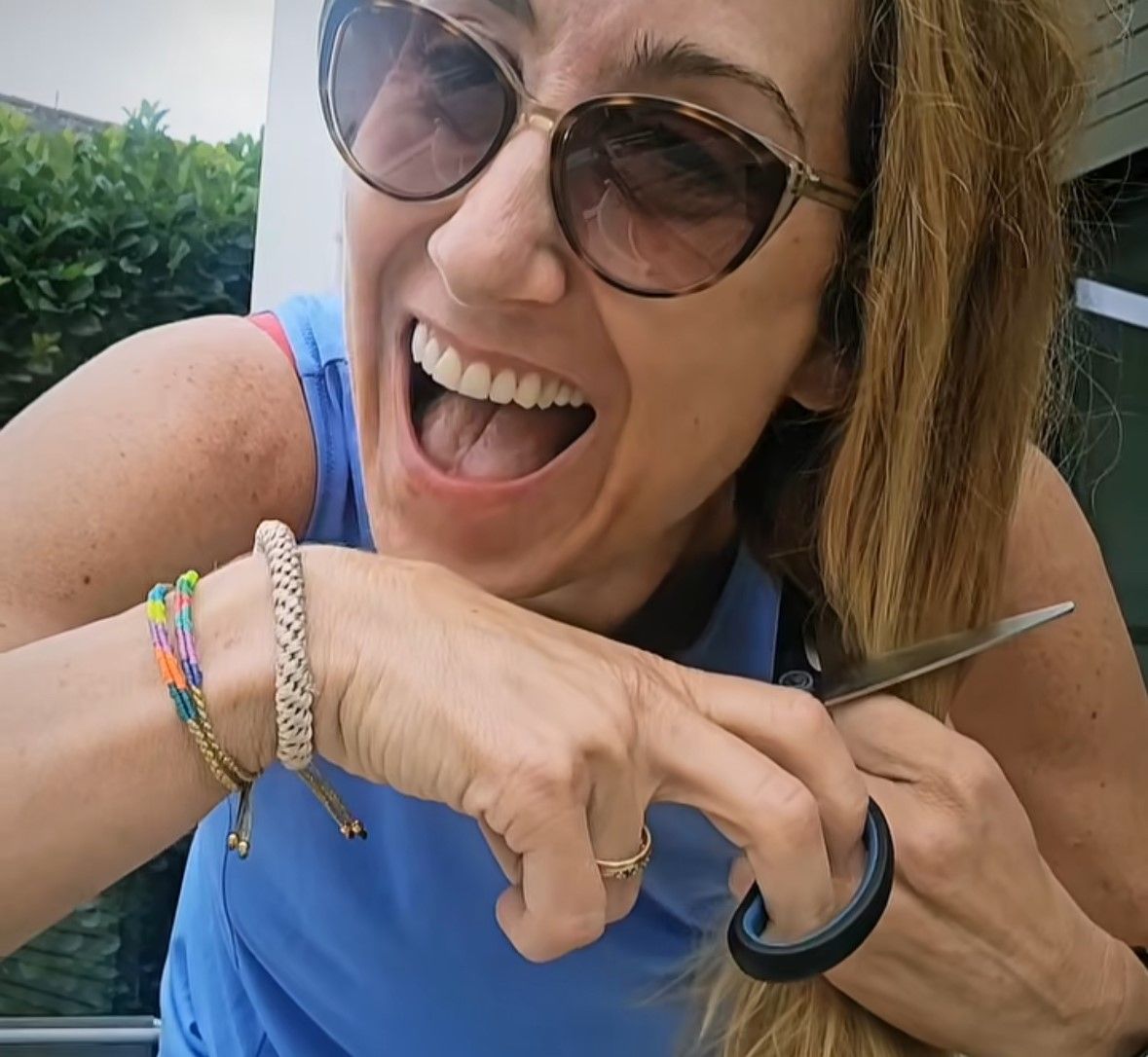 Mutig! Kati Bellowitsch hat zur Schere gegriffen ...