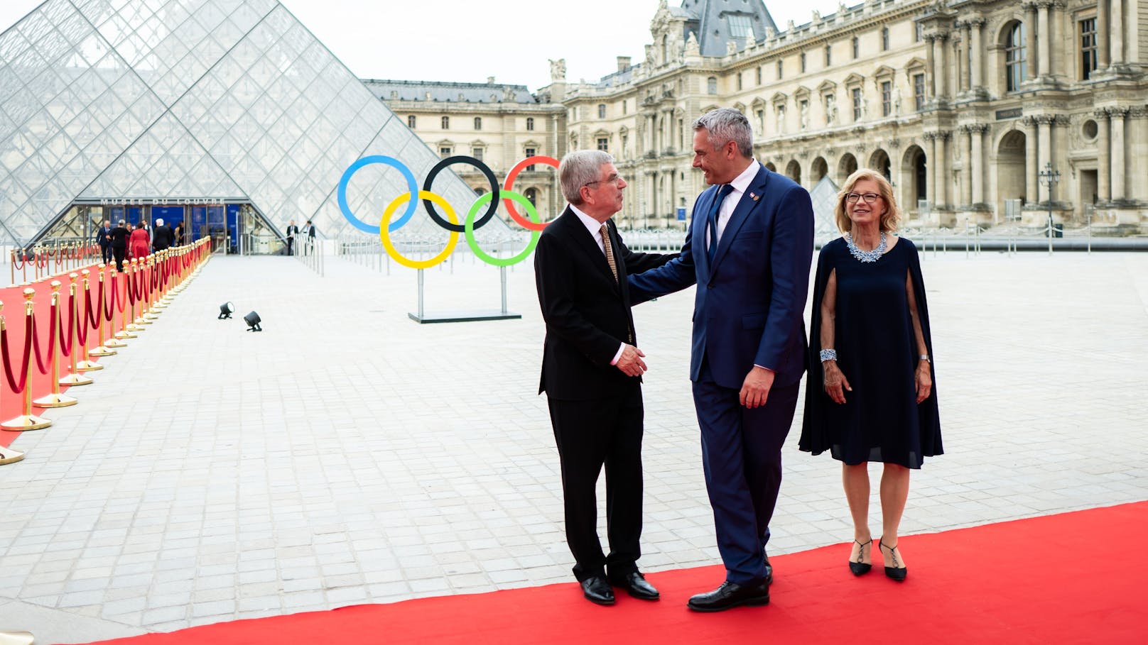 Bundeskanzler karl Nehammer (ÖVP) mit IOC-Präsident Bach