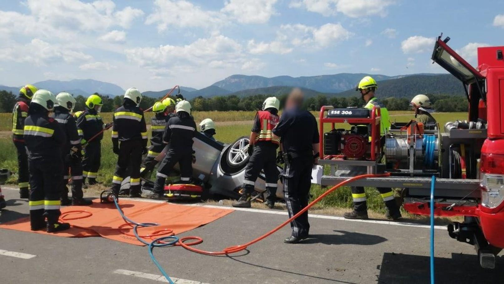 Die Feuerwehren St. Egyden Saubersdorf, St. Egyden Neusiedl und St. Egyden Urschendorf befreiten in Zusammenarbeit mit dem Roten Kreuz den Verletzten Lenker aus dem Wrack unter Zuhilfenahme von hydraulischen Rettungsgeräten.