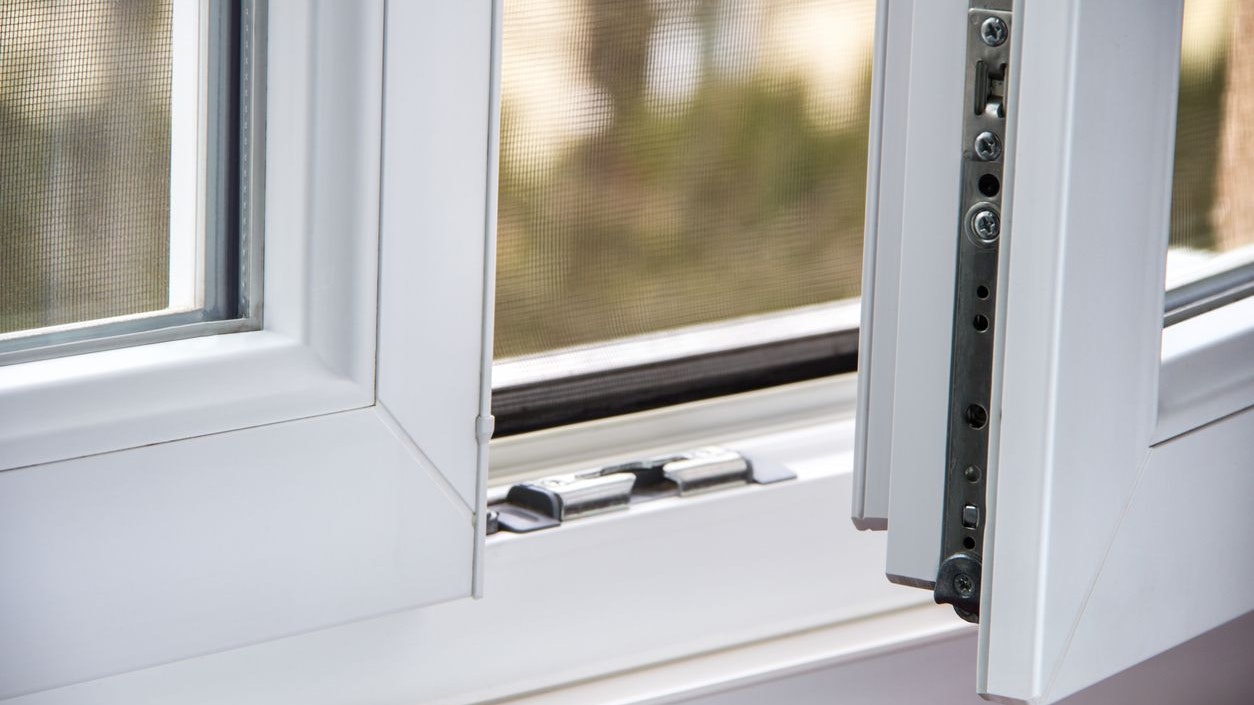 In einem unbeobachteten Moment stürzte der Vierjährige aus dem Fenster sieben Meter in die Tiefe. (Symbolbild)