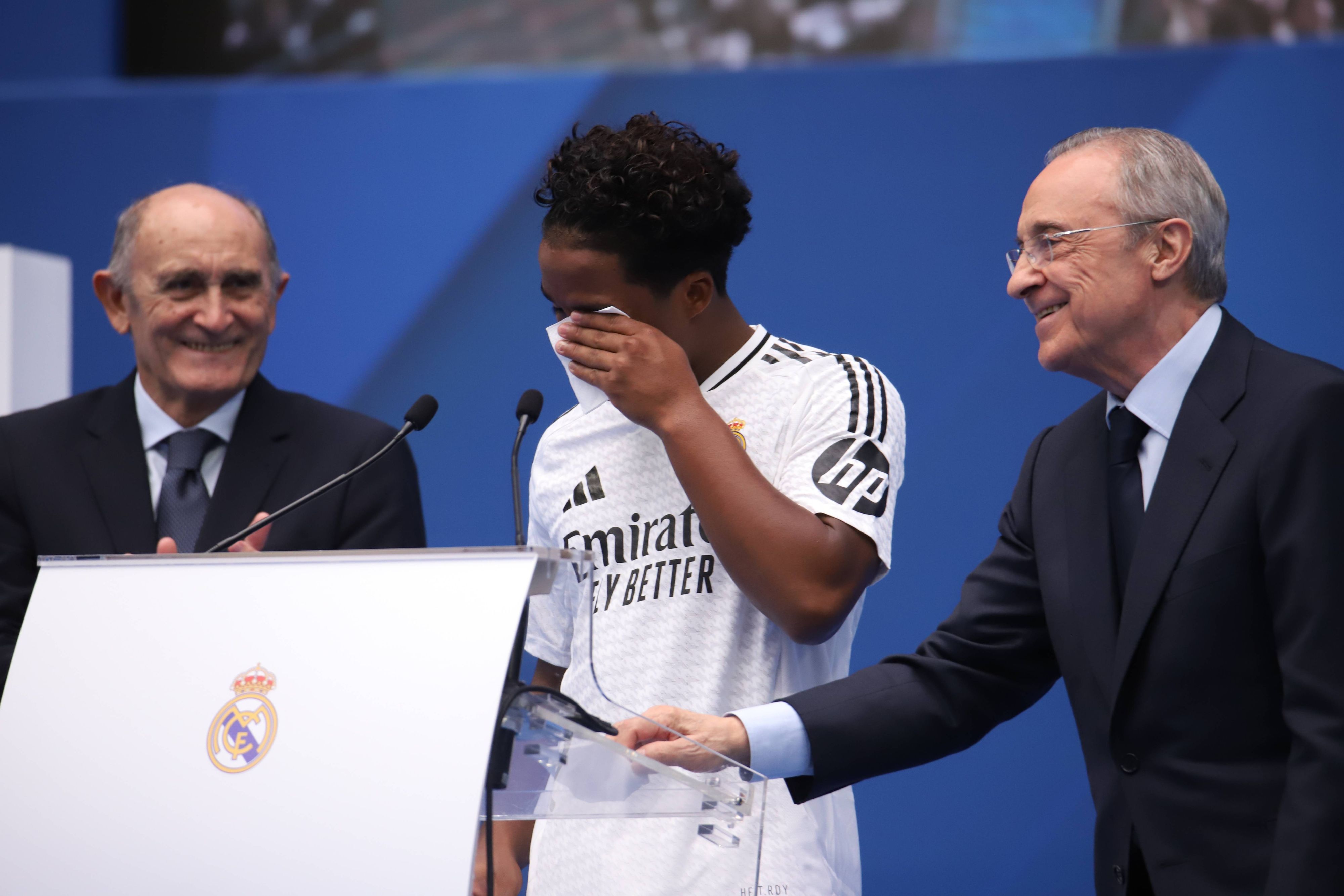 Endrick mit Real-Boss Florentino Perez.