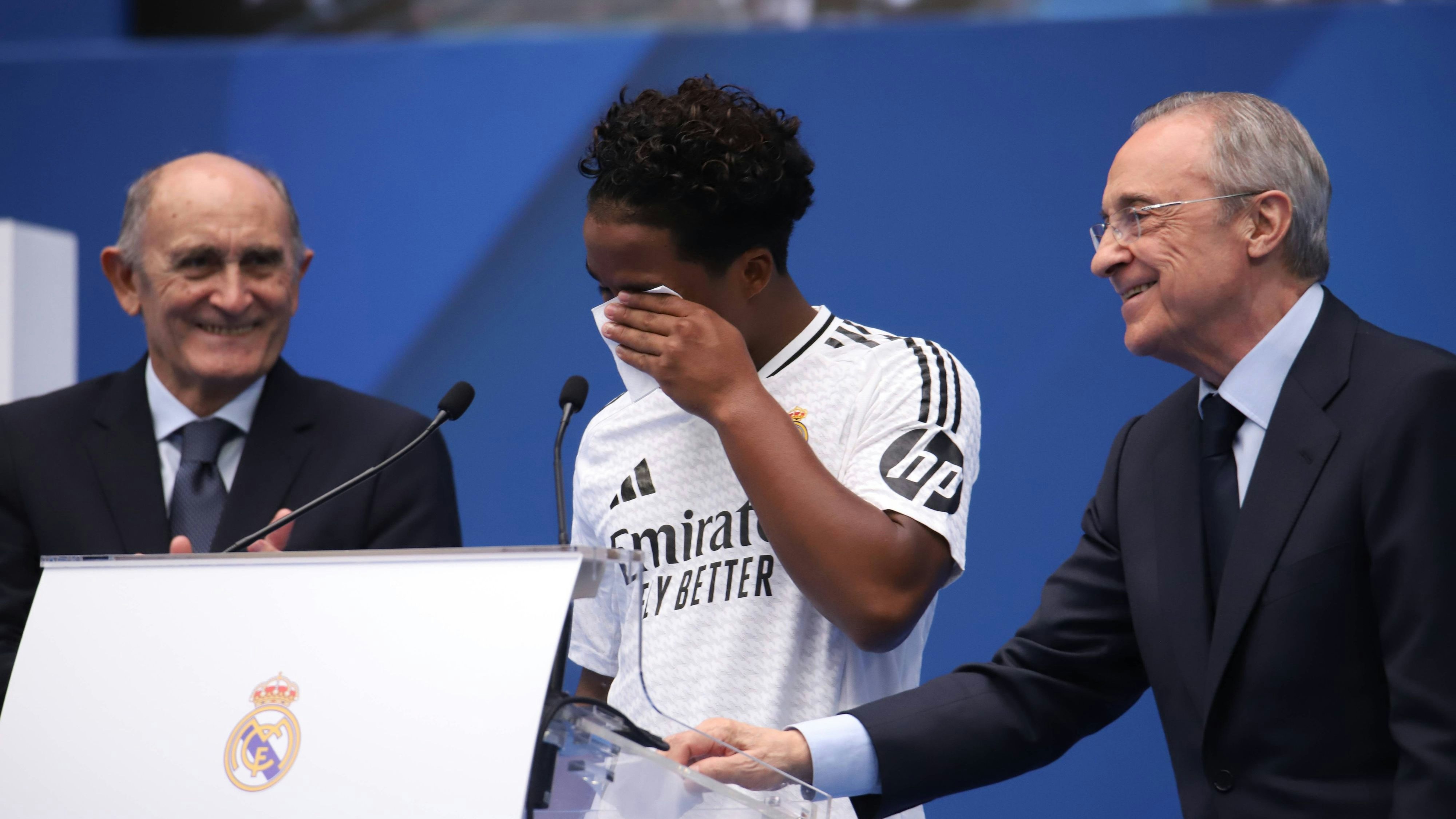 Endrick mit Real-Boss Florentino Perez.