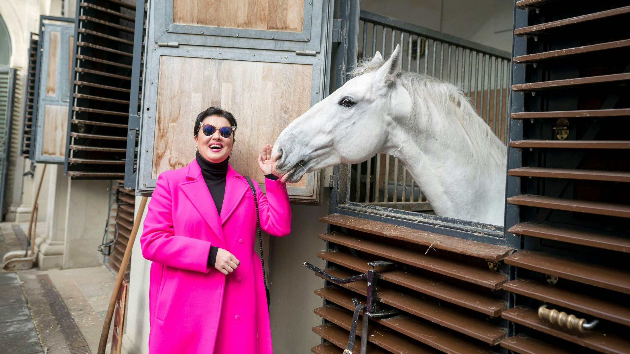 Sog, Netrebko Anna, warum host du eigentlich ka Masken auf, wiiechaa?