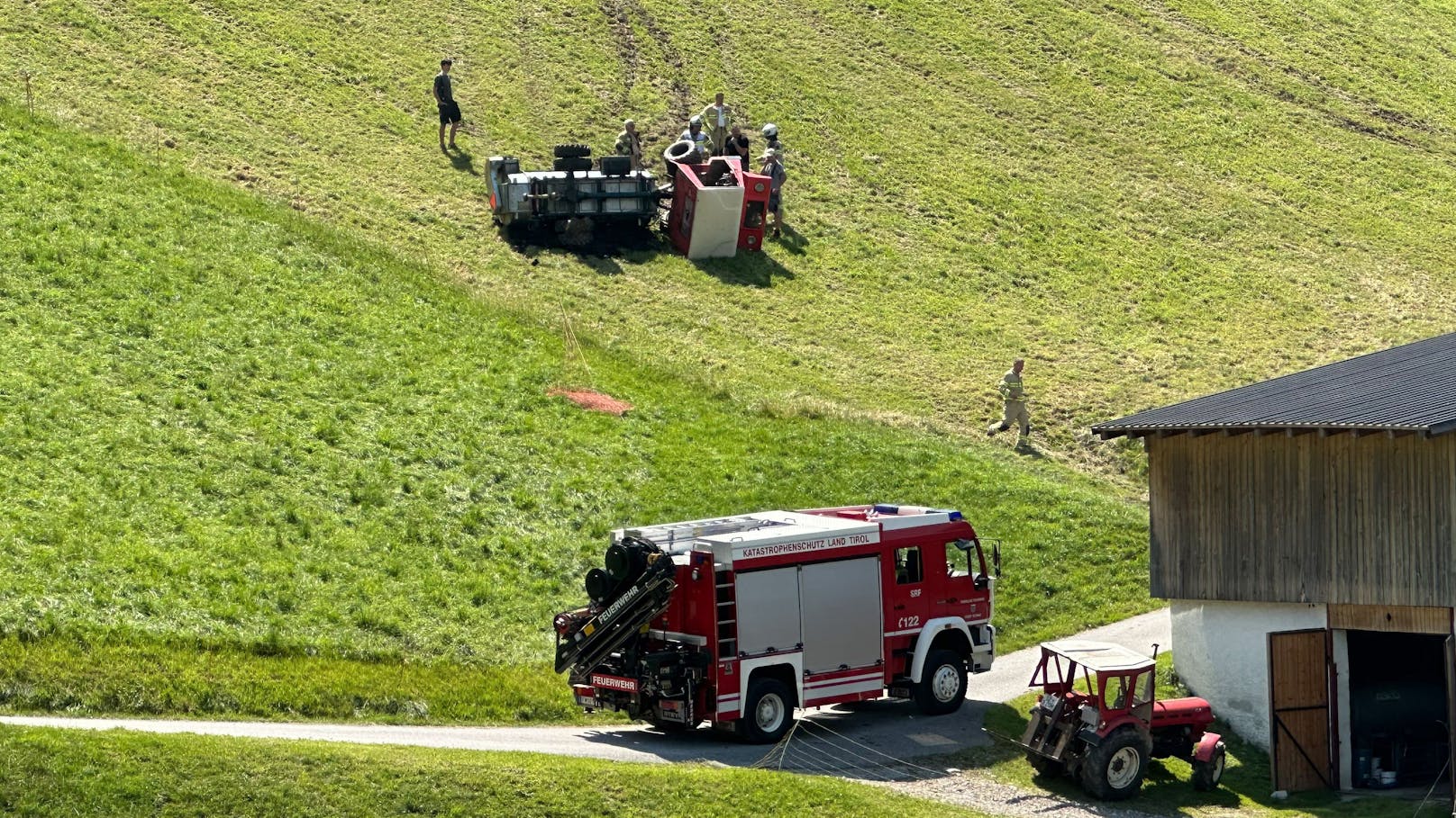 Traktor überschlägt sich, Landwirt springt raus