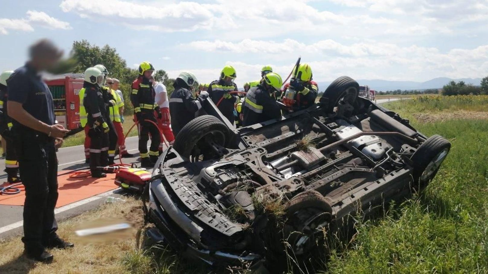 Autofahrer nach Überschlag in Unfall-Wrack gefangen