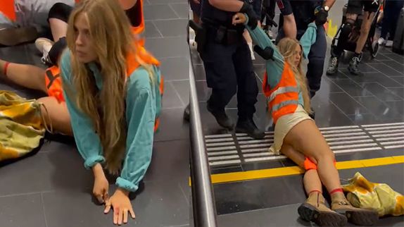 Festkleben gescheitert: Polizisten rissen die Klimaaktivistin vom Boden los, schleiften sie weg.