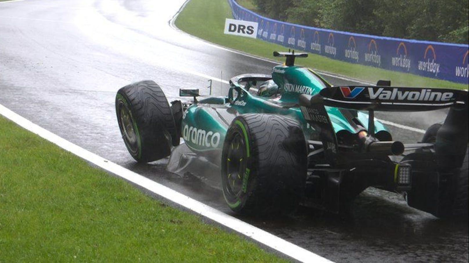 F1-Star crasht im Regen-Training von Spa