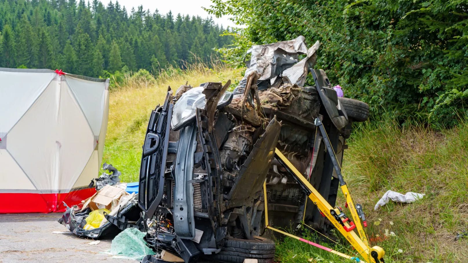 Ihre drei Kinder und der Lkw-Fahrer überlebten den Horror-Crash.