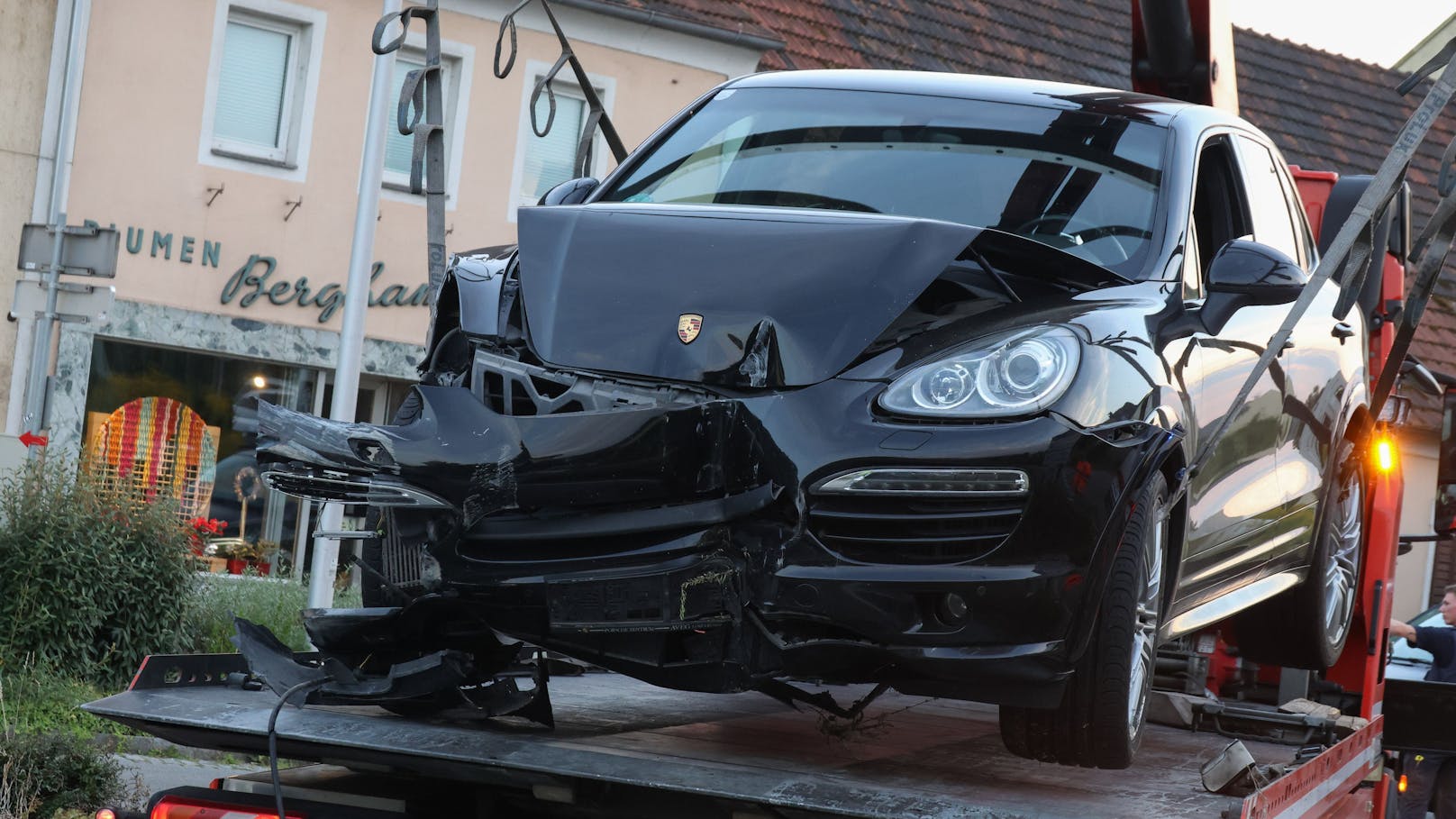 Der Porsche wurde abtransportiert.