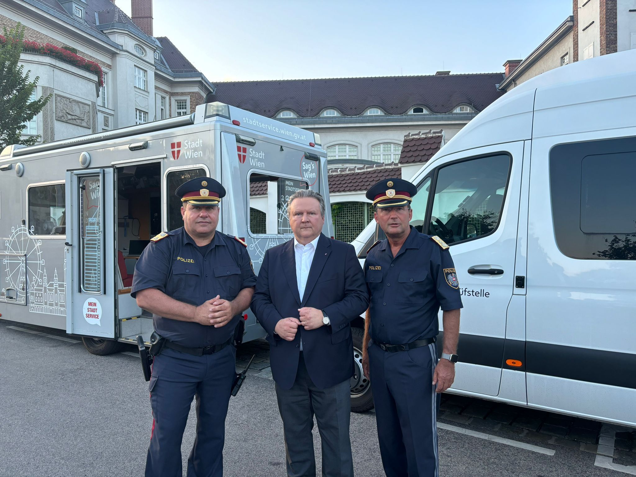 Wiens Bürgermeister Michael Ludwig, hier im Bild mit Bundespolizeidirektor Michael Takacs (li.) und Landespolizeipräsidenten Gerhard Pürstl (re.).