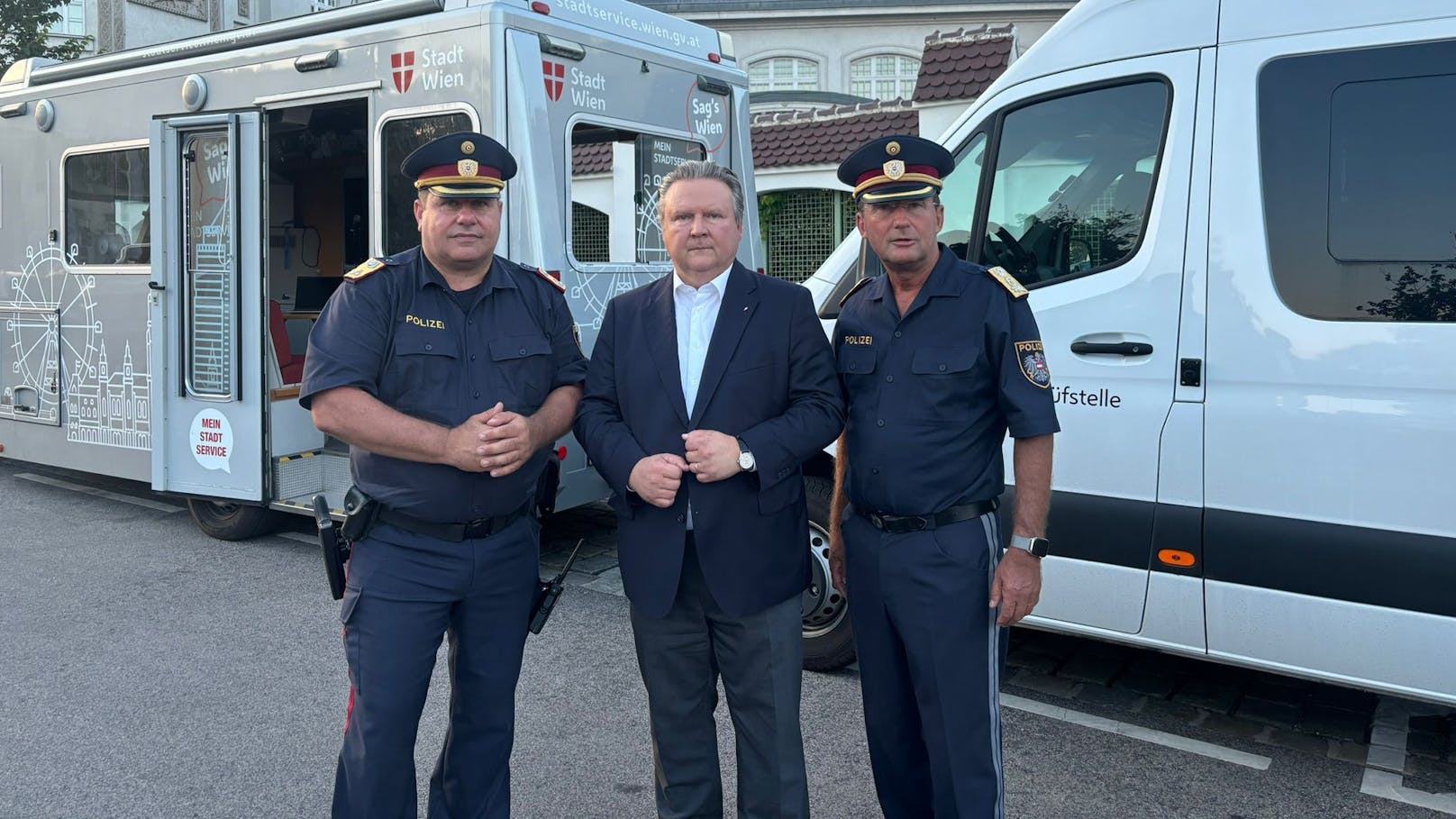 Bundespolizeidirektor Michael Takacs (l.), Bürgermeister Michael Ludwig (SP), Wiens Polizei-Chef Gerhard Pürstl.