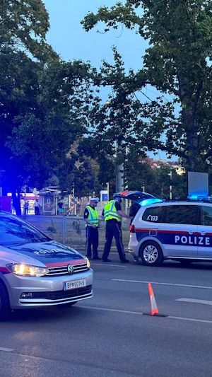 Wiener Polizei stoppt Prostitutions-Van bei Aktion scharf: Schwerpunktkontrollen führen zu zahlreichen Anzeigen und Kennzeichenabnahmen.