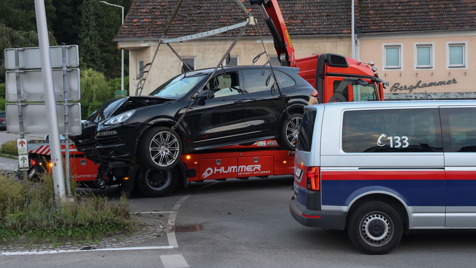 Der Porsche wurde völlig zerstört.