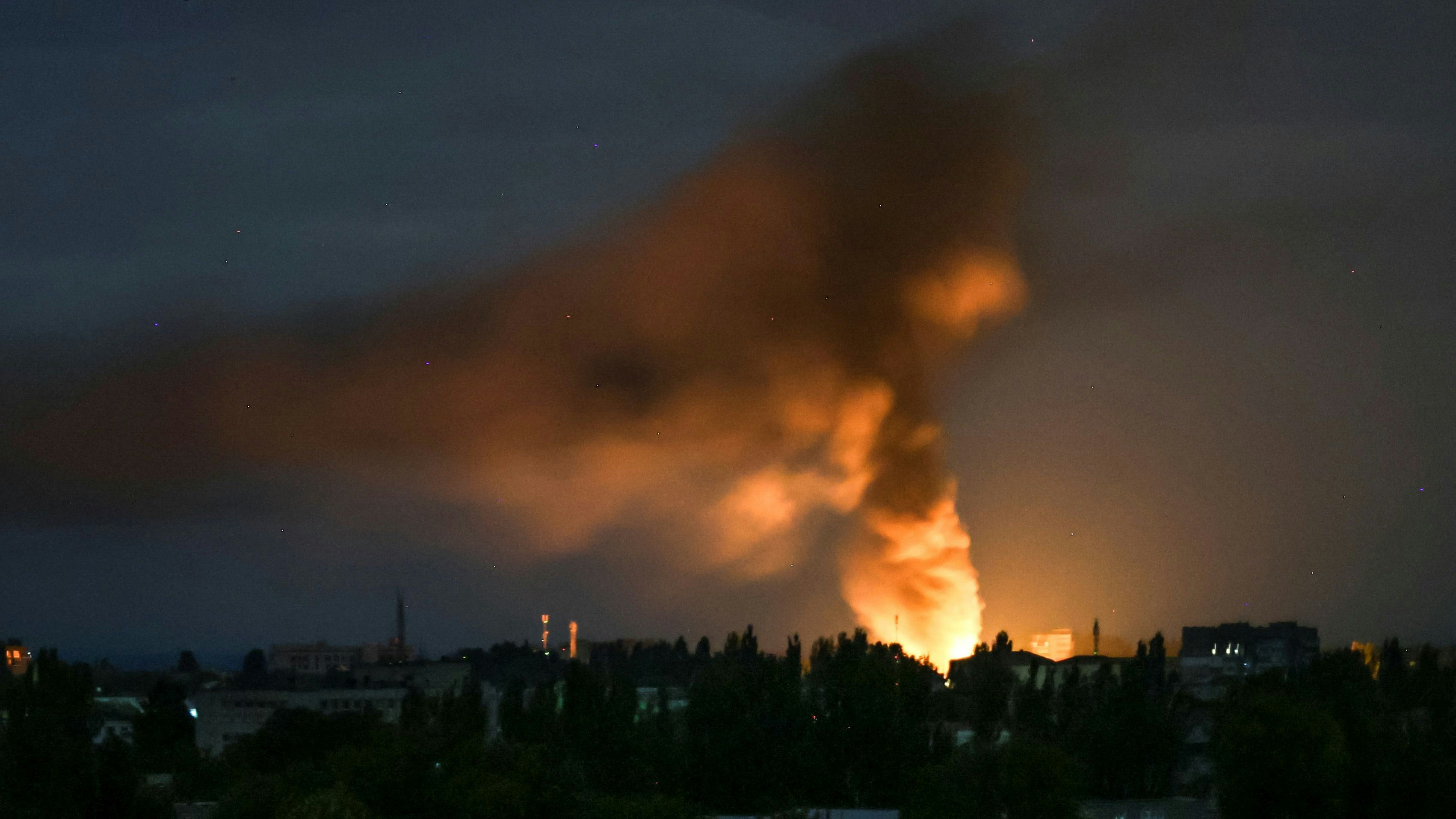 Heute.at - Ukraine-Drohnen schießen russisches Öllager in Brand