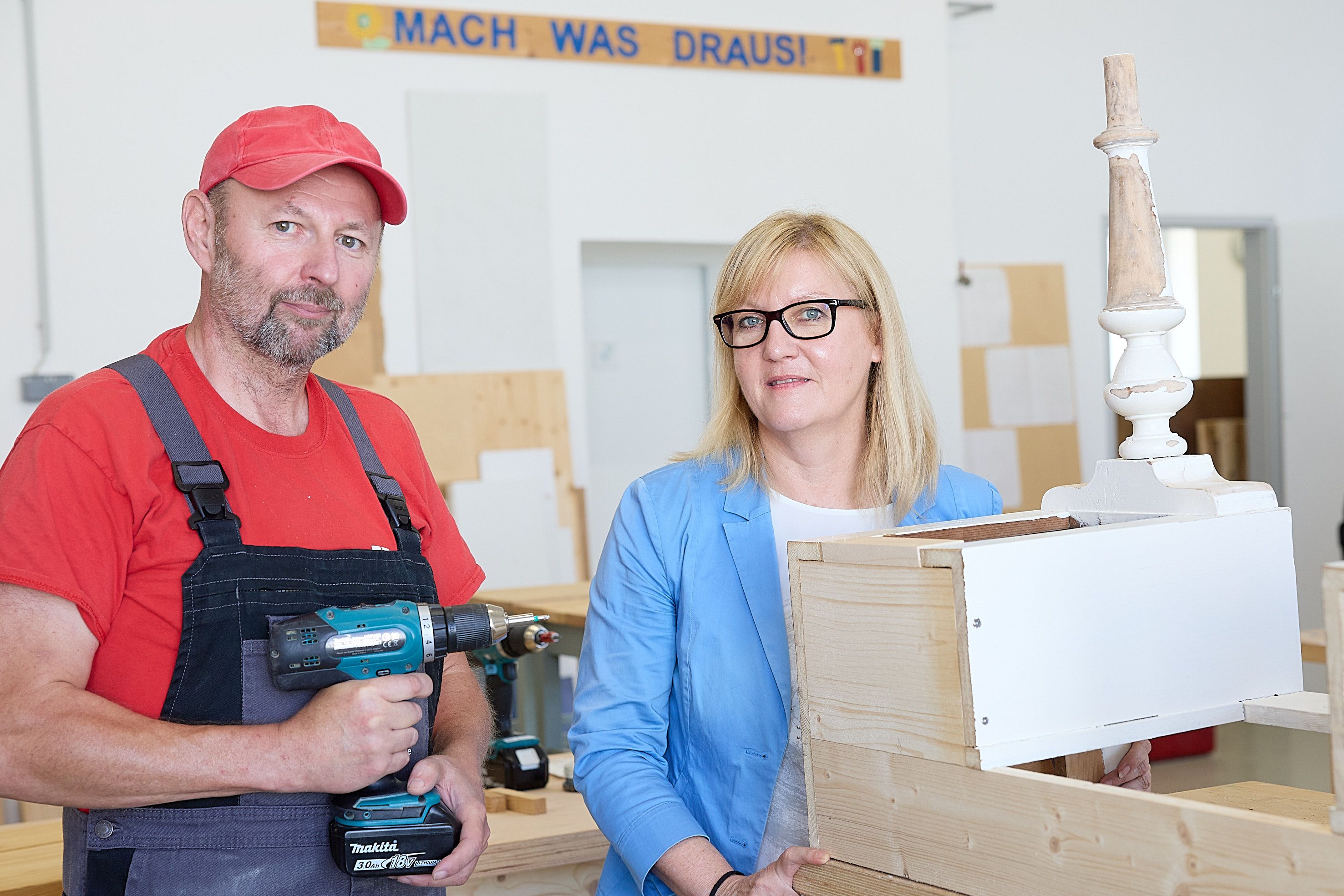 AMS NÖ Geschäftsführerin Sandra Kern mit Teilnehmer Helmut Belanyecz in der Holzwerkstatt.