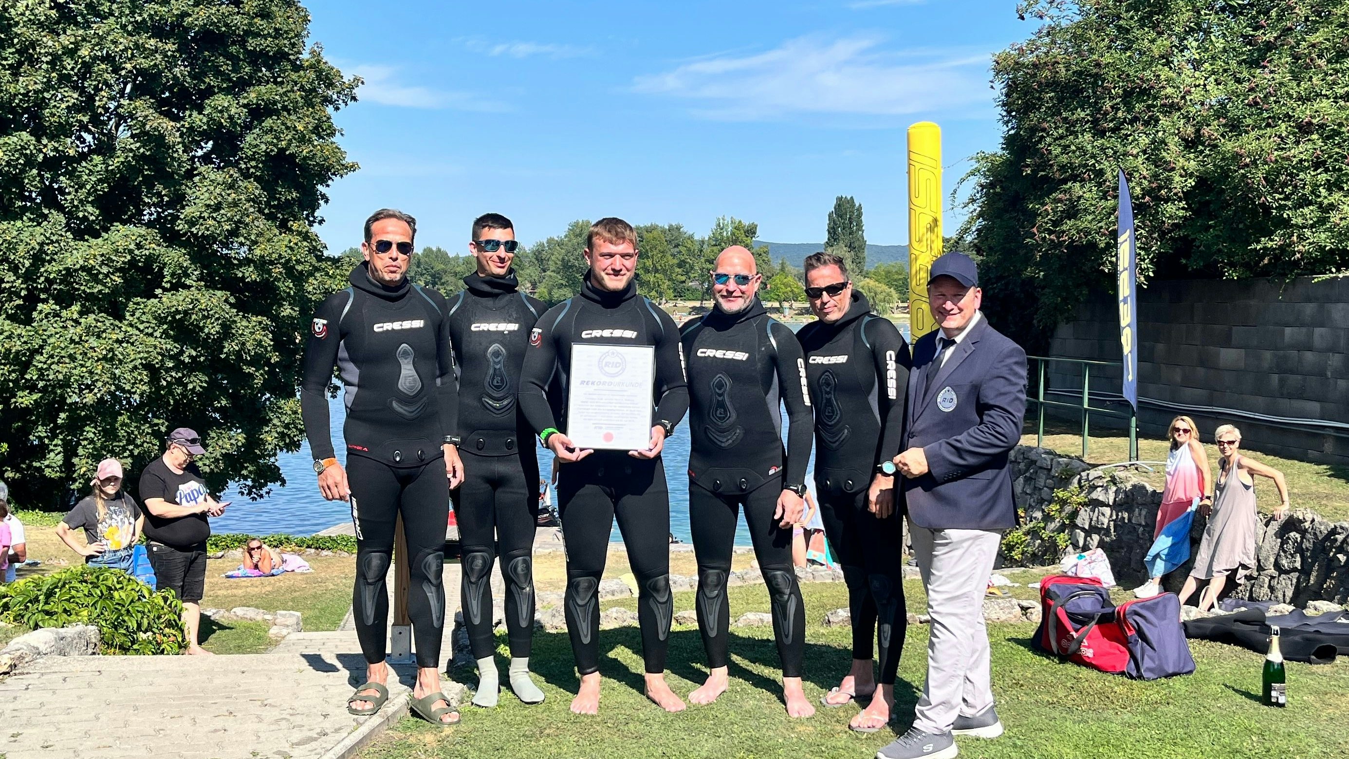Gemeinsam mit seinem Team und einem Offiziellen, der den Weltrekord abnahm, schaffte Christian Redl (Zweiter von rechts) die Bestmarke am Neufelder See.
